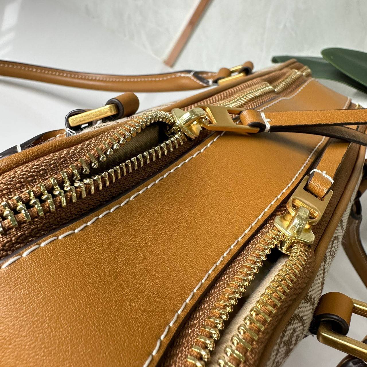 TORY BURCH Small T Monogram Marshmallow Satchel / Tory Burch tote handbag พร้อมส่ง 2 สี ใหม่ล่าสุด กระเป๋าสะพายไหล่ดีไซน์สุดทันสมัย ตัดเย็บสวยงาม ผ้า jacquard ตัดหนัง เปิด-ปิดแบบซิป มีช่องแบ่ง 2 ช่อง มีซิปลับด้านใน ใส่ของได้เยอะมากๆ ค่ะ