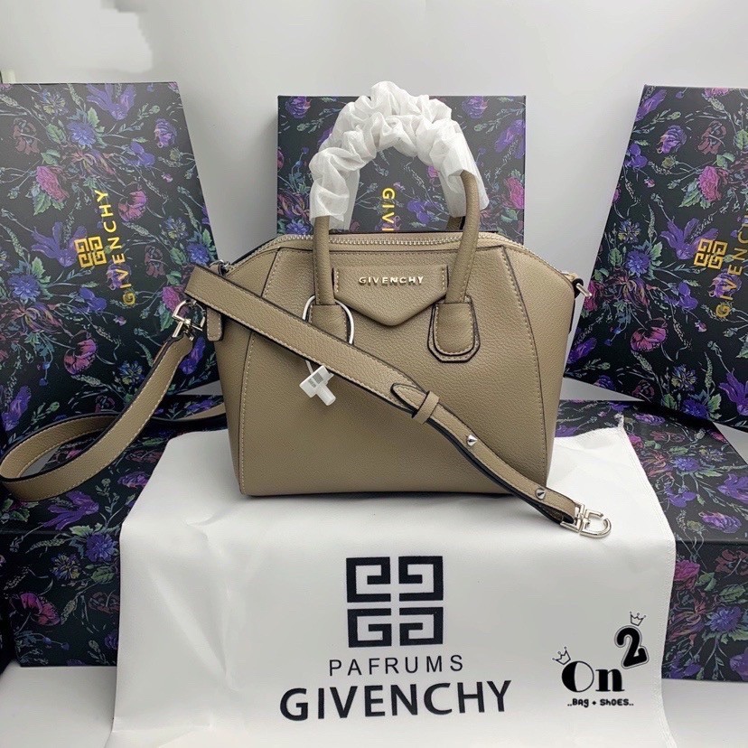 Givenchy Antigona Mini leather shoulder bag กระเป๋าสะพายทรงหมอน งานซิปบน หนังเรียบ อะไหล่เงิน มาพร้อมสายสะพายยาวถอดออกถือได้ กระเป๋าสุดคลาสสิก ใบเดียวก็เอาอยู่ Day to Night Bag เข้าได้กับลุค Smart Casual ด้วยทรงกระเป๋าที่ฐานกว้างใส่ของใช้ที่จำเป็นได้ทุกอย