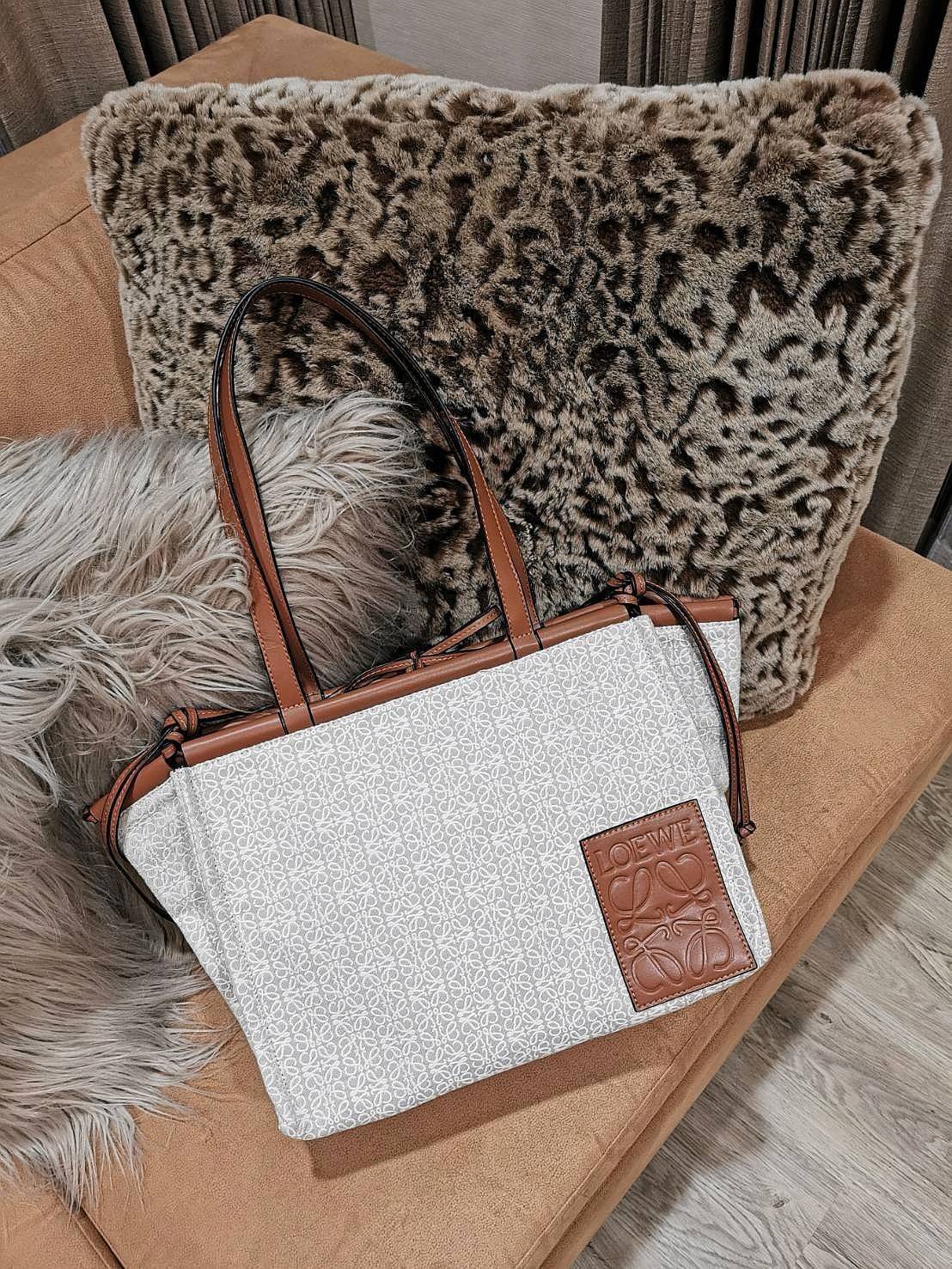 พร้อมส่งความสวยห้ามพลาดค่ะ! 🎉NEW ARRIVAL! LOEWE TOTE BAG VIP GIFT WITH PURCHASE (GWP) Limited Edition จาก "LOEWE PERFUME DUTYFREE" คอลเลคชั่น Loewe Anagram วัสดุ Canvas & Leather ใบใหญ่ น้ำหนักเบา ภายในโล่งกว้างและจุ ใส่เอกสารA4 เสื้อผ้า