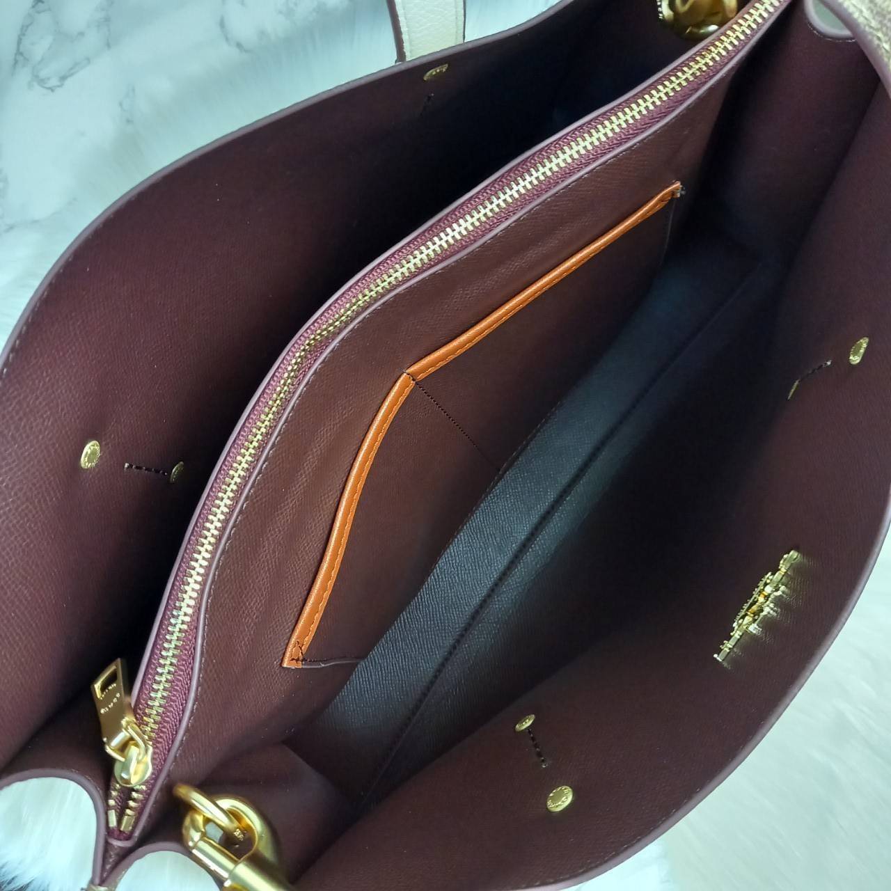 COACH CHARLIE CARRYALL IN SIGNATURE CANVAS (31210) ðšāđāļĢāļĩāļĒāļāļŦāļĢāļđ āļāļĨāļēāļŠāļŠāļīāļ//āļāļĢāļ°āđāļāđāļēāļāļ·āļ āļāļĢāļ°āđāļāđāļēāļŠāļ°āļāļēāļĒ āļāļĢāļ TOTE āļŠāļļāļāļŦāļĢāļđāļŦāļĢāļē āļāļĩāđāļāļāđāđāļāđ āđāļĄāđāļāļģāđāļ// āļ§āļąāļŠāļāļļāđāļāļāļ§āļēāļŠ āļāļŠāļĄāļŦāļāļąāļāđāļāđāļāļļāļāļ āļēāļāđāļĒāļĩāđāļĒāļĄ āļĢāļđāļāļāļĢāļāđāļāļāđāļāđāļ āļĨāļēāļĒ SIGNATURE āļŠāļ§āļĒāļĄāļēāļ// āļāđāļēāļāđāļāļĄāļĩ 2 āļāđāļāļāđāļĨāđāļāļāļ§āđāļēāļ āđāļĨāļ°āļāļĩāļ 1 āļāđāļāļāļāļīāļāļ