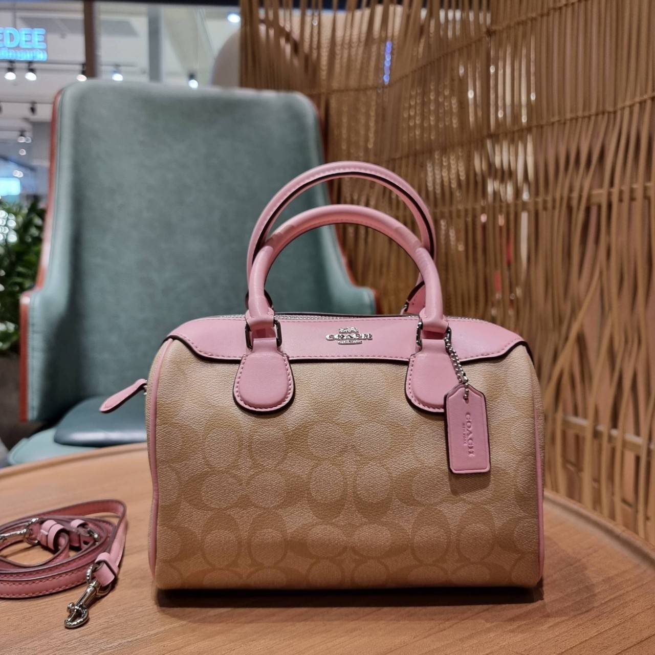 COACH F32203 MINI BENNETT SATCHEL IN SIGNATURE CANVAS กลับมาอีกครั้ง!! กับกระเป๋าทรงหมอนยอดฮิต 🥳 มีกี่สีก็ขายหมด วัสดุหนังแคนวาสเคลือบลาย ทรงสวยใช้งานได้ทุกโอกาส ภายในโล่งกว้างใส่ของได้เยอะ มีหูจับในตัว และสายสะพาย crossbody ปรับได้ตามตัว ใบนี้ไม่