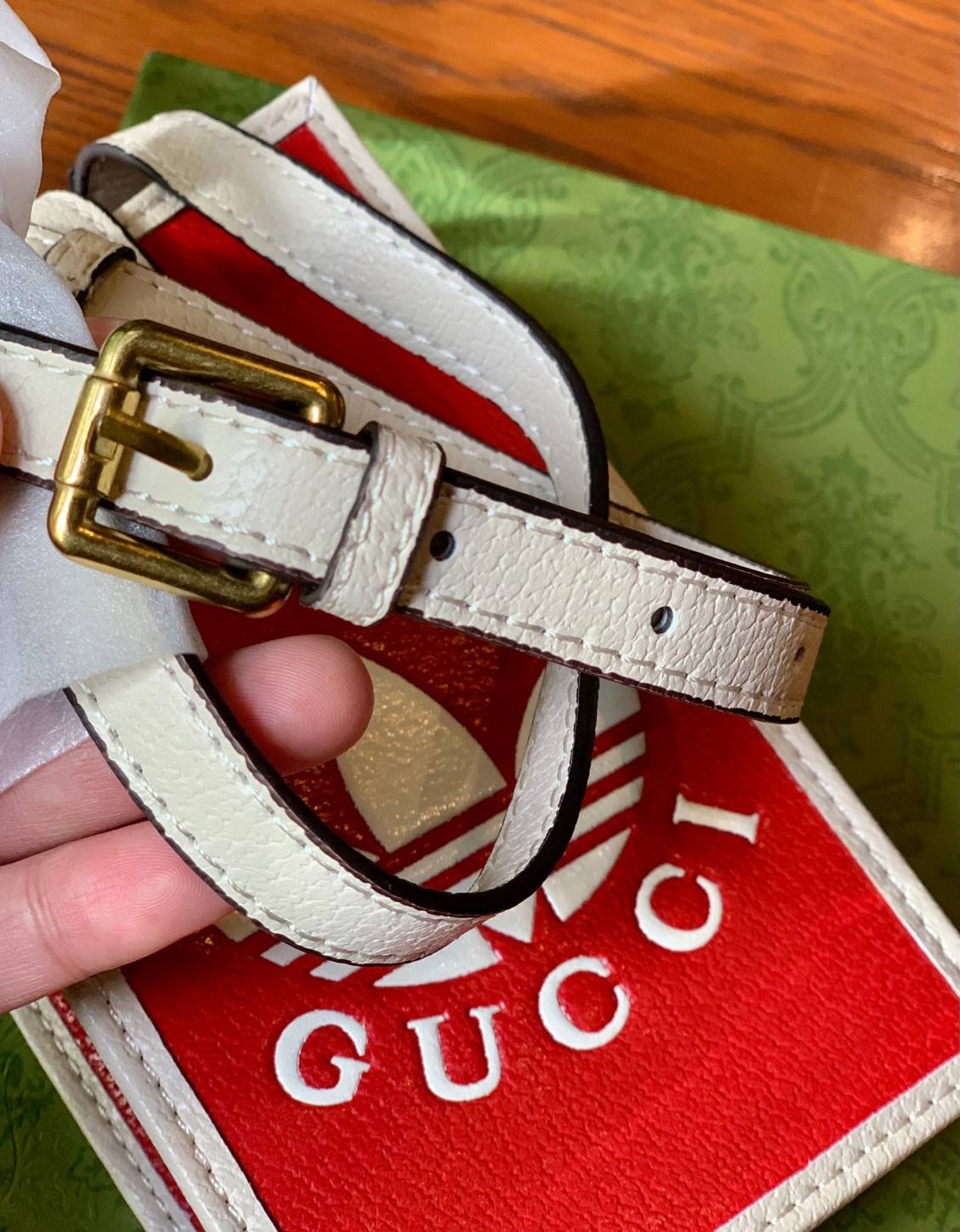 VIP 🥂 LIMITED EDITION Gucci x adidas Phone Case ไม่มีได้ยังไง สวยขนาดนี้ ที่หนุ่มๆสาวๆต้องมีติดตัวค่ะ 💙กระเป๋าใส่มือถือ หนังแท้ 🔺สีน้ำตาลอมเหลือง สัสดุJacquard ทอลายGG ค่ะ ด้านหน้าทั้ง3สี มีโลโก้แบรนด์แบบนูนอันเป็นสัญลักษณ์ของคอลเล