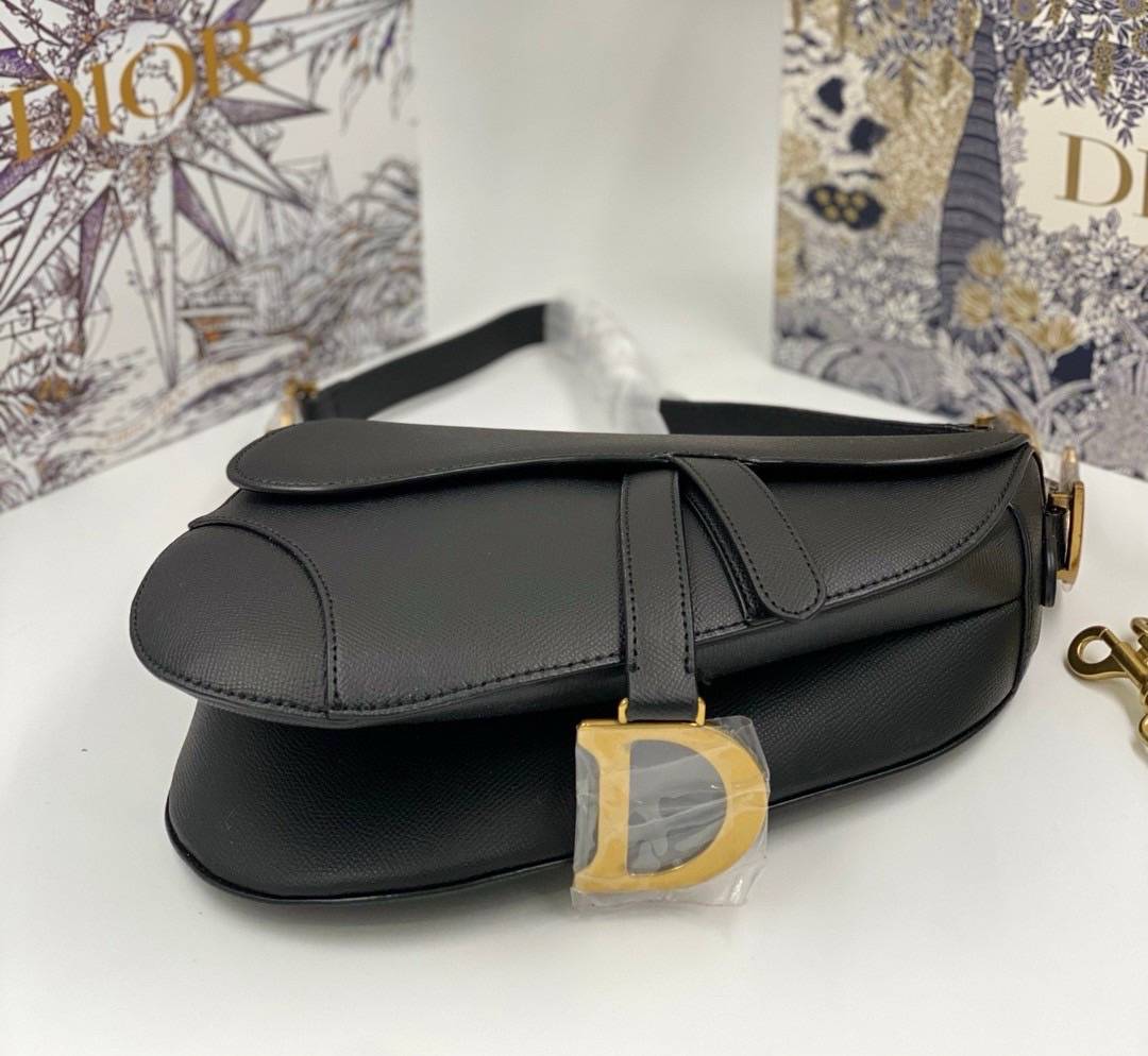 ORI หนังแท้ | DIOR Saddle Bag with Strap Grained Leather กระเป๋าถือ/สะพายทรงอานม้า รุ่นยอดนิยมที่มีเอกลักษณ์สวยงามเหนือกาลเวลา ลูกเล่นห้อยด้วยตัวอักษร D ตรงหูหิ้วมีกิมมิค CD สวยหรูดูแพง