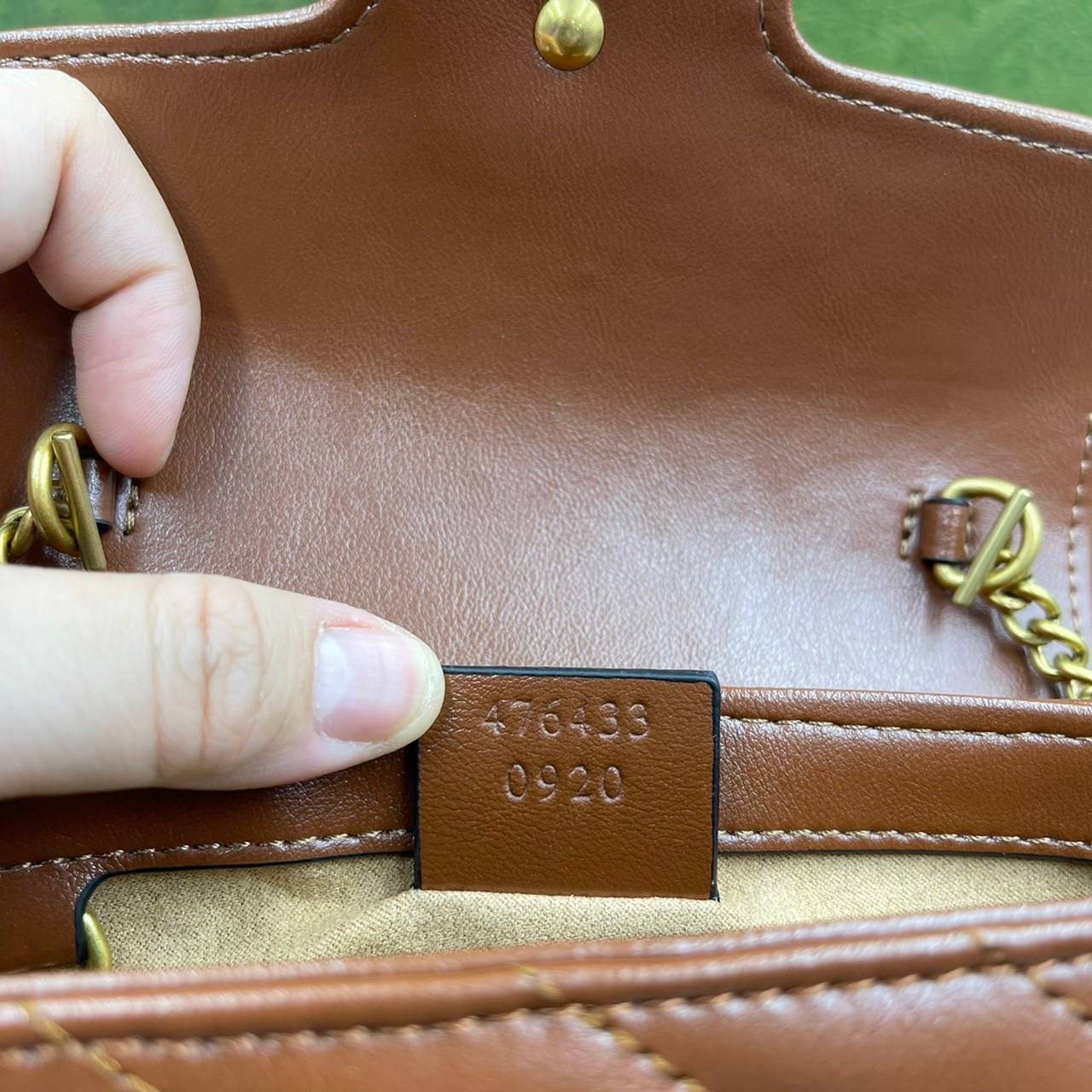 หนังแท้ GUCCI GG Marmont matelasse super mini bag / GG Marmont super mini quilted leather shoulder bag กระเป๋าสะพายข้างใบเล็ก น้องมินิ น่ารั๊กมุ้งมิ้ง วัสดุหนังแท้เชฟรอน สายสะพายแบบโซ่ อะไหล่ทองหรูหรา ด้านหน้าประดับโลโก้แบรนด์หรู ทนทาน แข็งแรง น้ำหนักเบา 