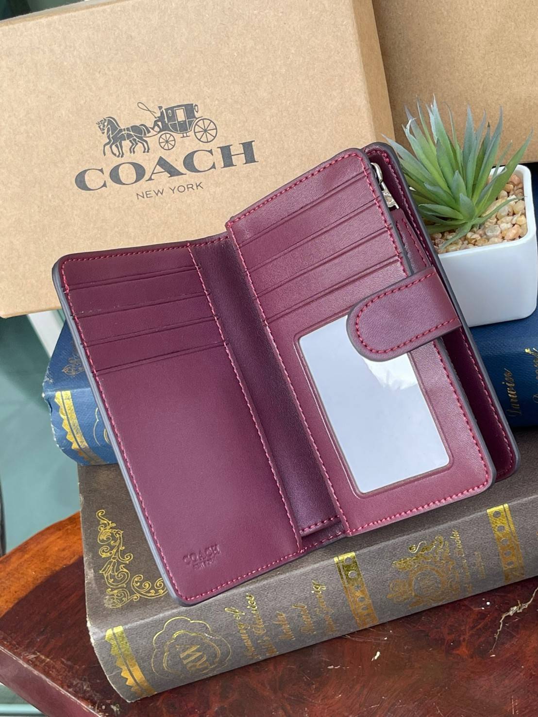 COACH MEDIUM CORNER ZIP WALLET IN SIGNATURE CANVAS กระเป๋าสตางค์ขนาดกลางที่ถือว่าเป็นไอเทม Must Have ของทุกเพศทุกวัยที่ต้องพกติดตัวไว้ตลอดเวลา เพราะนอกจากจะช่วยจัดเก็บเงิน บัตรประชาชน บัตรเครดิตและต่าง ๆ ให้เป็นระเบียบเรียบร้อยยังต้องคำนึงถึงประโยชน์ใช้สอ