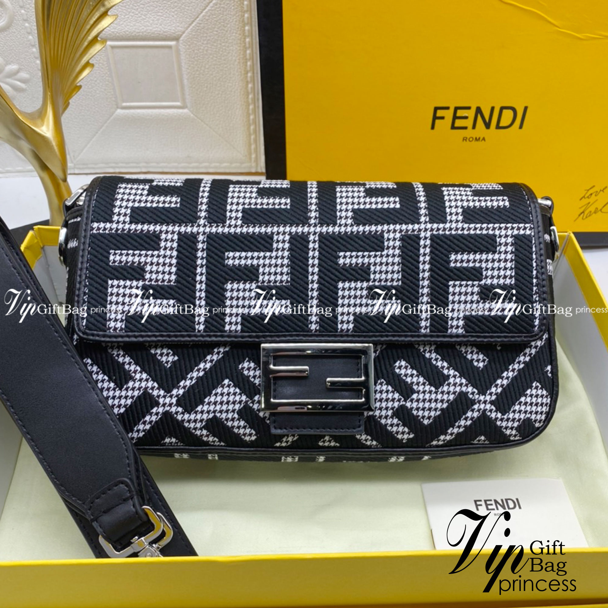 Fendi Baguette FF Tapestry Fabric Bag 26cm เกรดออริจินอล กระเป๋าทรง Baguette ลวดลาย FF สไตล์วินเทจ สามารถถือด้วยมือหรือสะพายไหล่หรือสะพายข้างด้วยที่จับหนังและสายสะพายไหล่ ทั้งสองแบบถอดออกได้ สวยหรู ใบนี้ไม่ควรพลาดค่า