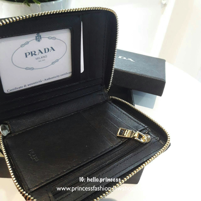 New Item! สำหรับสาวๆที่ชอบถือ *กระเป๋าสตางค์ใบเล็ก ขอแนะนำ Prada Short Saffiano wallet กระเป๋าสตางค์สั้น ขนาดกะทัดรัด เปิดปิดด้วยซิป อะไหล่ทอง ปั้มแบรนด์ ทั้งใบ *จุดเด่น มีช่องใส่รูปถ่าย ใส่บัตรได้หลายช่อง ด้านในมีช่องซิปแยกอีก1ช่องค้า อีกหนึ่งไอเท็มที่ *