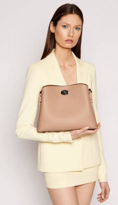 COACH WILLOW SHOULDER BAG ((C2745//C2590//C2621)) พร้อมส่งที่ไทย รุ่นแนะนำค่ะ🔥🔥 🔺กระเป๋าหิ้ว//คล้องไหล่//สะพายข้าง สุดคุ้ม! หนังแท้ชั้นดี ได้ไปหลงรักแน่นอนค่ะ หนังสวยมากๆ😘 🔺ตัวกระเป๋าแบ่งเป็นสองช่องหลัก ด้านนึงเป็นแ