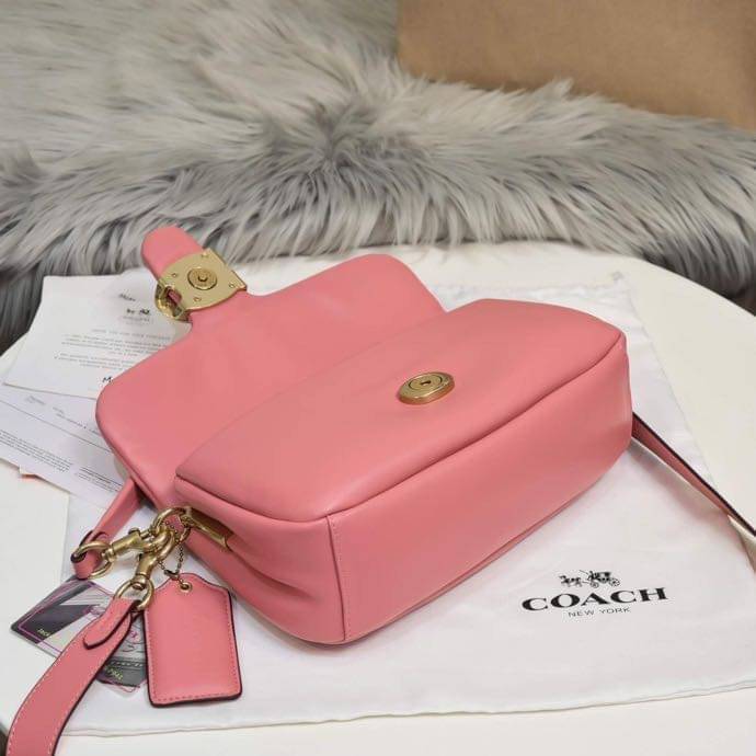 COACH PILLOW TABBY SHOULDER BAG 26 ไซส์ใหญ่ จุของได้ล้นๆ มาใหม่ขายดีที่สุด หนัง nappa หนานิ่ม นุ่มมากๆ พร้อมโลโก้รุ่นใหม่ด้วยเช่นกัน เพิ่มความหรู ดูดีเข้าไปอีกค่ะ