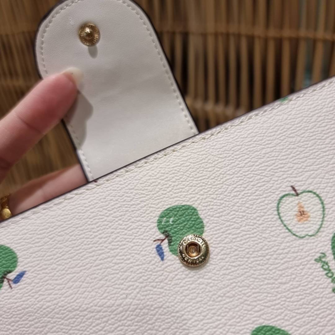 COACH C3371 TECH PHONE WALLET WITH SPACED WILDFLOWER ดีไซน์ใหม่ คอลเลคชั่นสวยหรู กระเป๋าสตางค์พร้อมสายคล้องมือ ง่ายต่อชีวิตมากจ้า!! มันดีอะไรเบอร์นี้ ใส่ได้ทั้งบัตร และโทรศัพท์ก็ใส่ได้ทุกรุ่น แถมยังมีช่องซิปแยกไปอีก ช่องเยอะไม่ต้องห่วงจริงๆ วัสดุหนังแคนวา