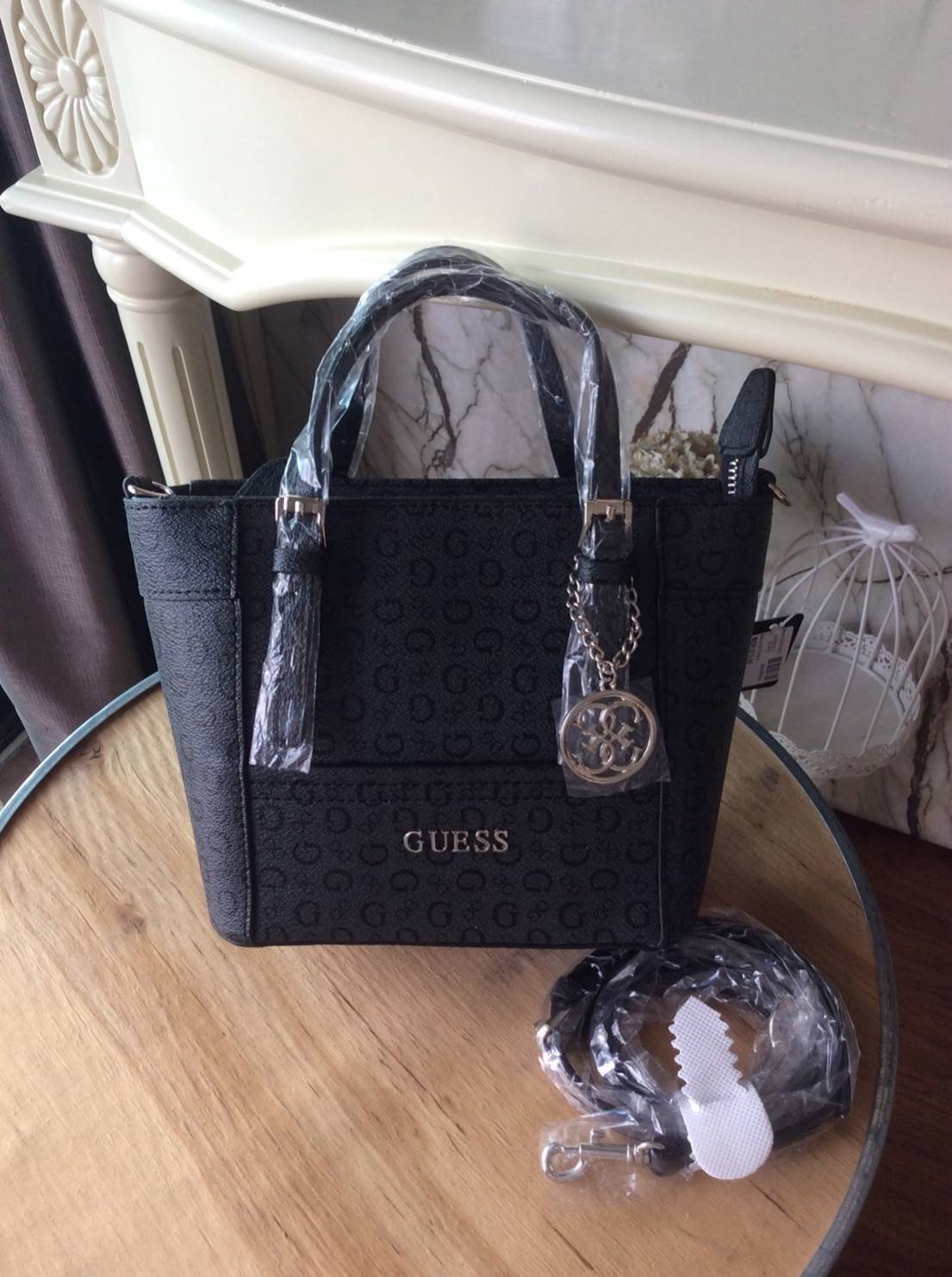 Don’t Miss! GUESS CATE MINI CROSS BODY BAG กระเป๋าถือหรือสะพายรุ่นที่ฮิตและขายดีที่สุดจาก GUESS FACTORY หนัง Saffiano ลาย GUESS Signature สวยอยู่ทรง ขนาดกำลังดี น้ำหนักเบา ด้านหน้าประดับโลโก้พร้อมพวงกุญแจโลโก้แบรนด์ห้อยที่หูกระเป๋าถอดเเยกใช้ได้ เปิดปิดด้ว