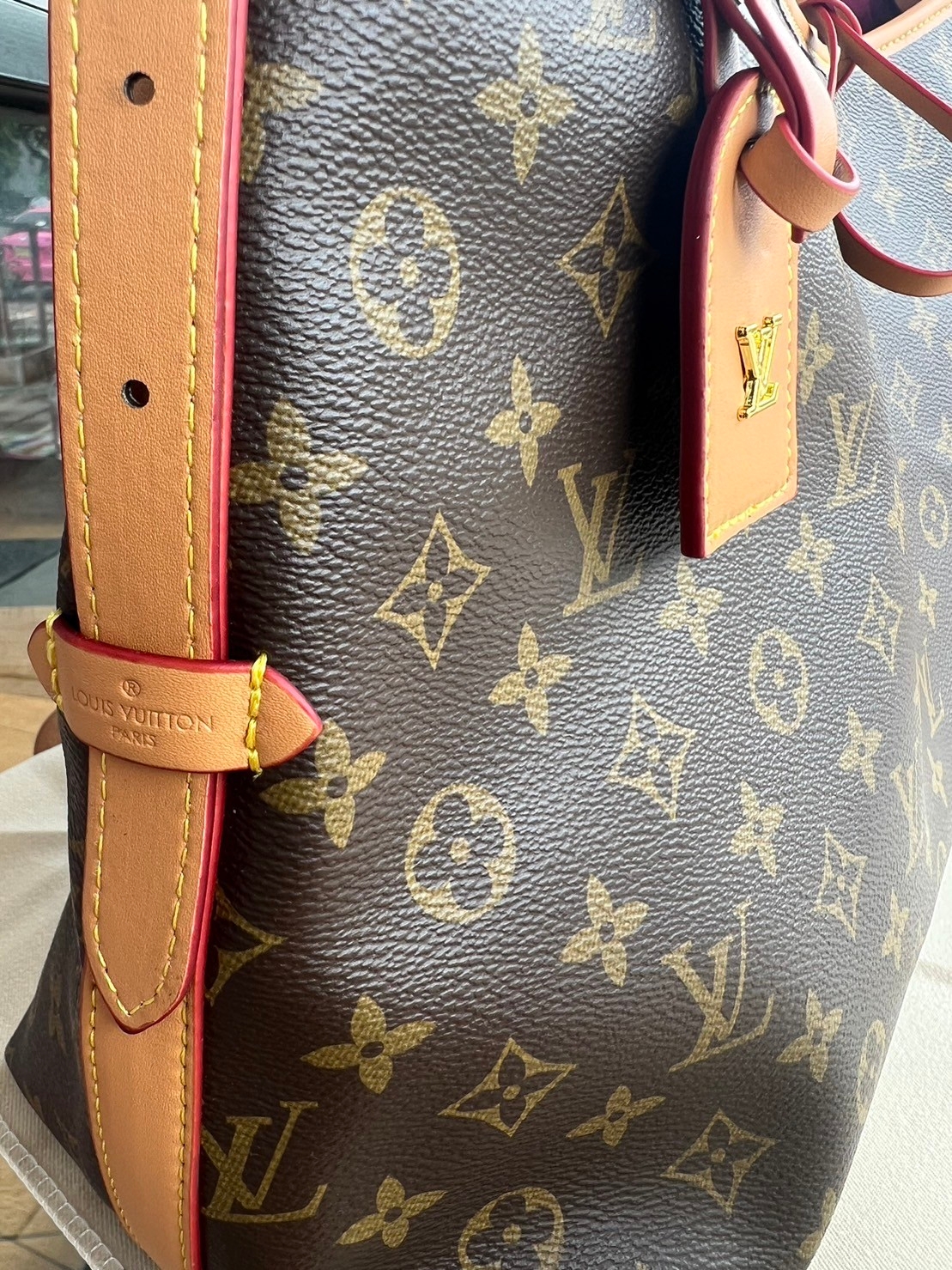 LV CarryAll MM handbag in Monogram / LV Tote Shopping Bag พร้อมส่ง กระเป๋าถือแคนวาสแต่งขอบหนังแคนวาสอย่างดี ผสานเสน่ห์สวยงามเข้ากับดีไซน์ที่รับกับสรีระให้คุณพกพาไปได้ทุกที่