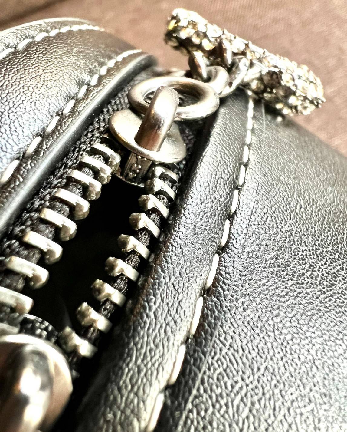 COACH TRAIL CROSSBODY 12 IN SIGNATURE CANVAS CE768 // CE769 มอบเป็นของขวัญปีนี้ รุ่นนี้ต้องเข้าแล้วล่ะคะ พร้อมส่งที่ไทยจำนวนจำกัด! ได้ล๊อตเปิดตัวราคาดีสุดมาค่ะ🎁มอบทันใช้ในช่วงเทศกาลปีใหม่นี้กันค่าา สวยไร้ที่ติ ✔️กระเป๋าใส่ของจำเป็นจุกจิก หน