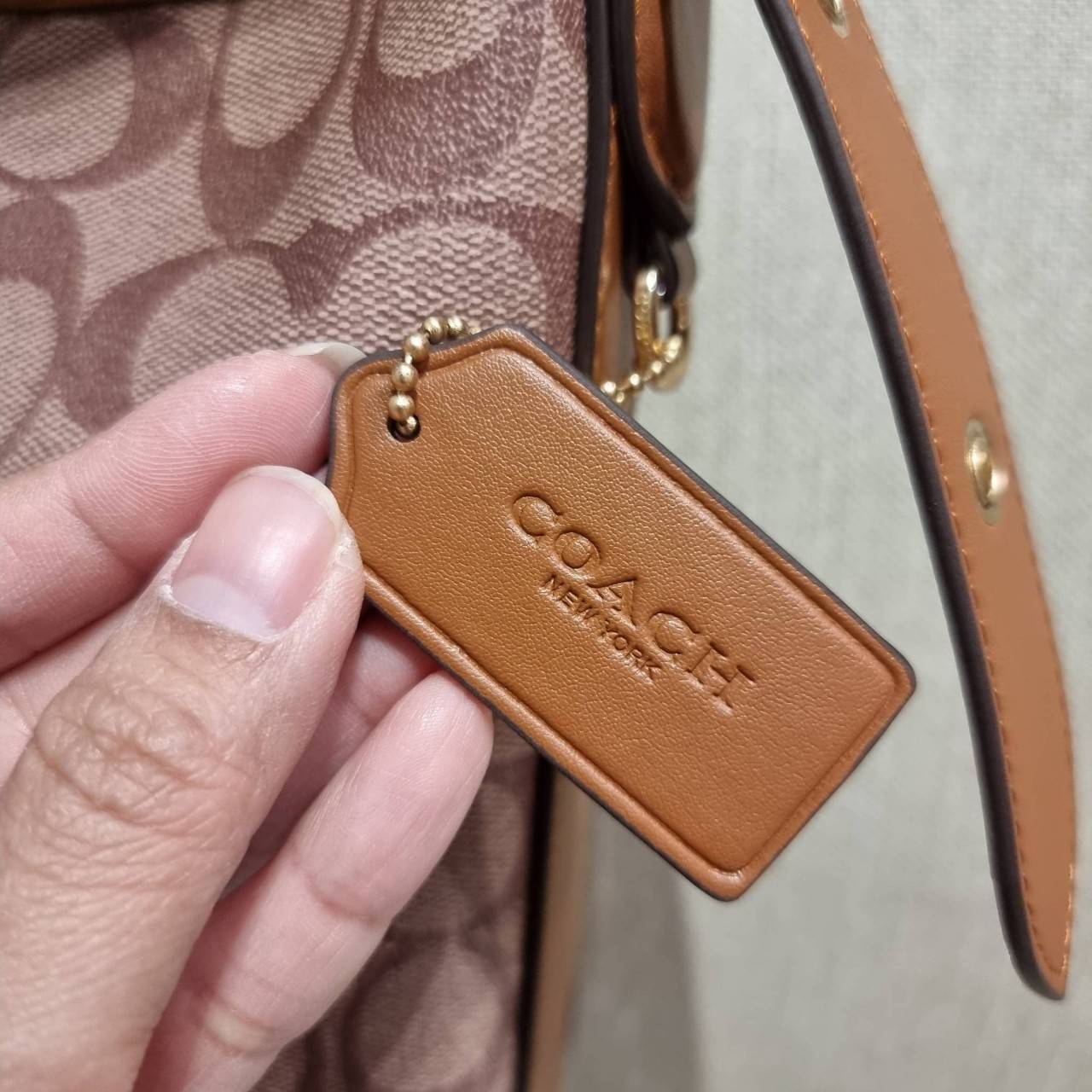 COACH C5641 VAL DUFFLE IN SIGNATURE CANVAS WITH STRIPE ใหม่ล่าสุด กระเป๋าทรงดัฟเฟิล คอลเลคชั่นยอดฮิต สวยโดดเด่น ทรงกระเป๋าไม่ซ้ำใคร แถมยังใส่ของได้จุใจไปอีก วัสดุหนังแคนวาสคุณภาพดี สลับหนังแท้ ด้านหลังมีช่องซิป กระเป๋ามีช่องซิปหลัก ภายในโล่งกว้าง สายสะพาย