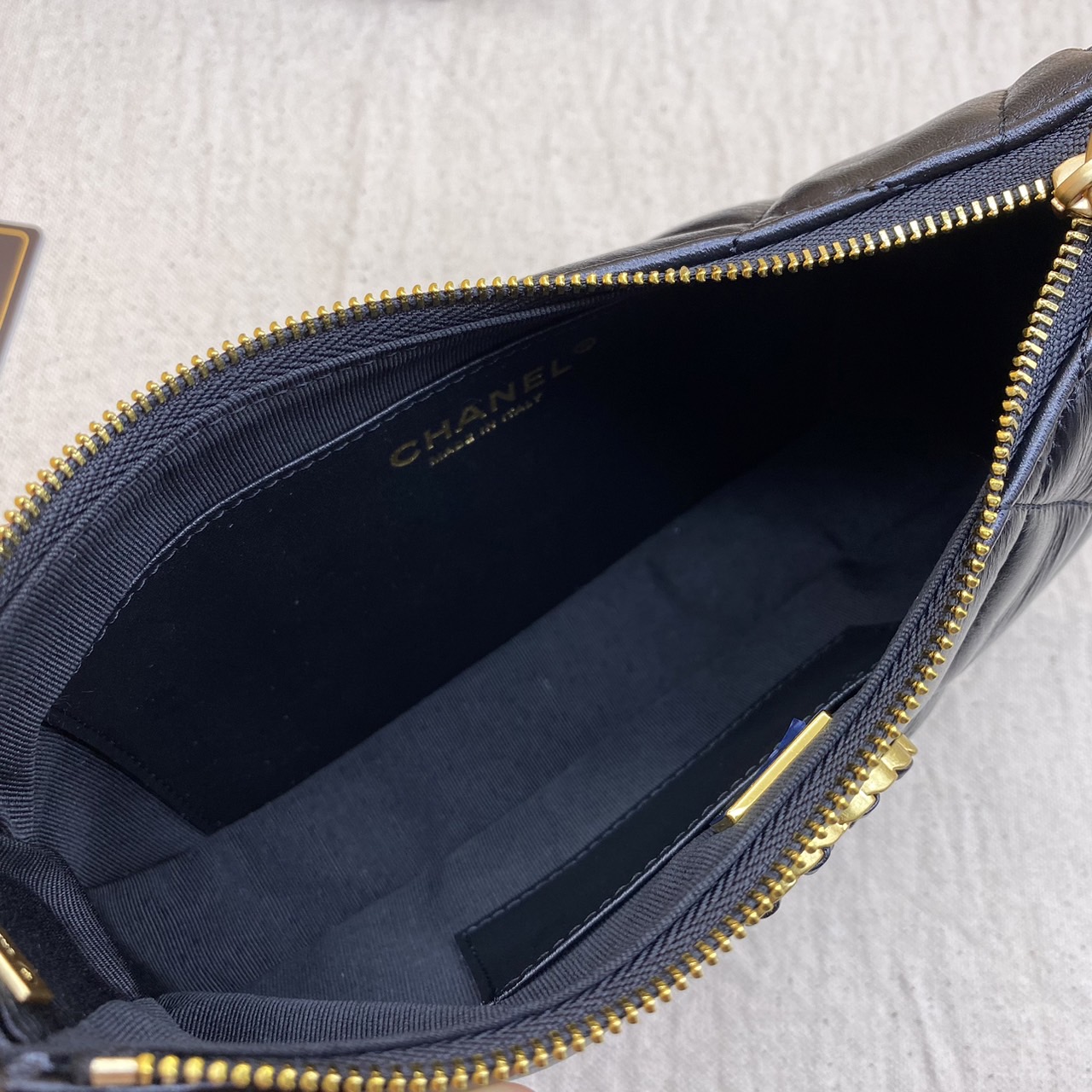 CHANEL 23K HOBO Medium 25cm ออริสลับแท้ ใช้งานต่างประเทศได้ งานเกรดหนังสวย อะไหล่ทองสวยหรู กระเป๋าสะพายทรงโฮโบ มี 2 ขนาดกำลังสวย ดีไซน์ใหม่ 2023