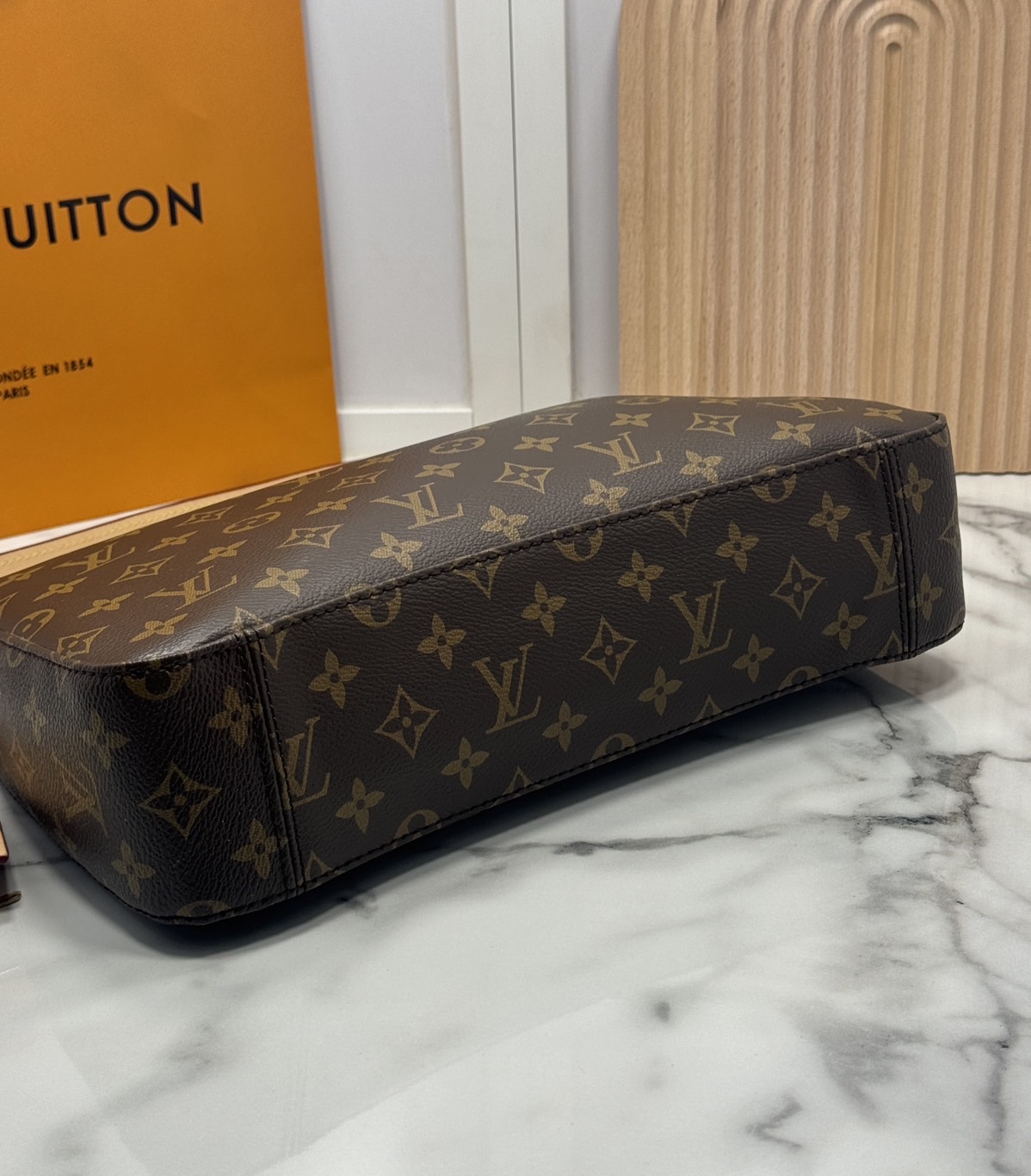 LV Slouchy PM Hobo bag 33 cm กระเป๋าถือ/สะพายไหล่ทรงโฮโบรุ่นใหม่ โดดเด่นด้วยรูปทรงอันเป็นเอกลักษณ์ เหมาะสำหรับพกพาเดินทางและใช้งานทุกวัน