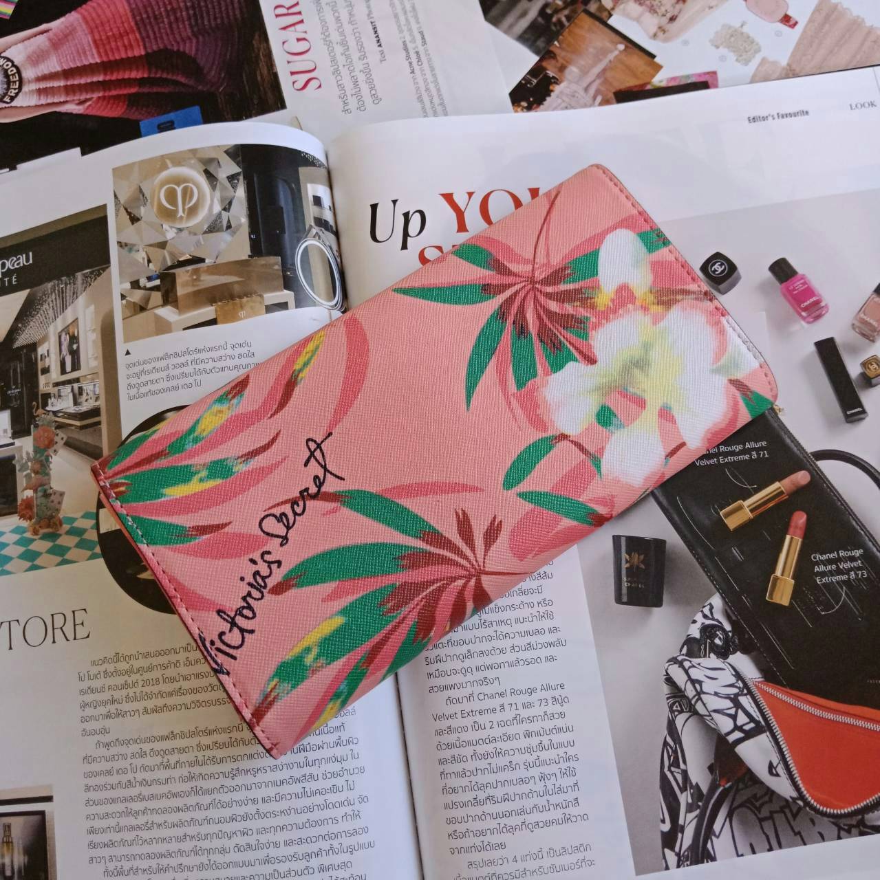 กระเป๋าสตางค์ลาย signature จากแบรนด์ฮิตอย่าง Victoria Secret โทนสีชมพู ขนาดกะทัดรัด เปิดปิดด้วยฝาพับกระดุม แบบสามตอน ด้านในมีช่องใส่ธนบัตรยาวได้ ใส่บัตรหลายช่อง แถมยังมีช่องซิปใหญ่อีกหนึ่งช่อง เพิ่มความเก๋ด้วยช่องใส่รูปตรงกลาง สวยครบจบทุกฟังค์ชั่น ให้เป็น