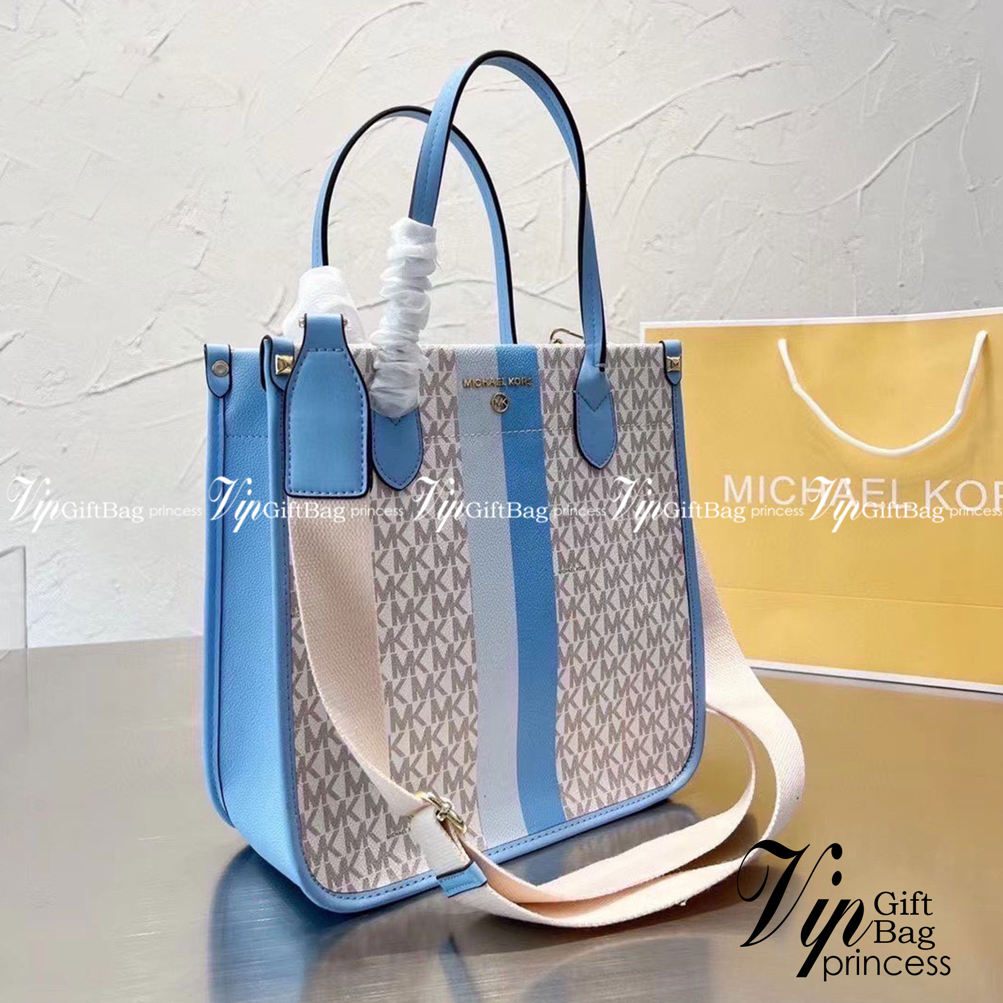 Michael Kors Heidi Tote / Michael Kors Bolsa tote Heidi monogram / MK Tote กระเป๋าสะพายทรง tote มาใหม่ MK หนังพิมพ์ลายแบรนด์ ภายในโล่งกว้าง จุของได้เยอะมาก อะไหล่ปั้มทุกจุด แมทง่ายได้ทุกลุค ภาพถ่ายจากงานขายจริง ใช้งานต่างประเทศได้
