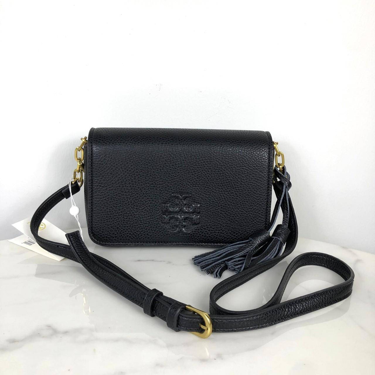 TORY BURCH shoulder bag พร้อมส่งที่ไทย กระเป๋าสะพาย TORY BURCH เปิด - ปิดกระเป๋าด้วยกระดุมแม่เหล็ก ด้านในโล่ง มีช่องเล็ก 1 ช่อง สายสะพาย สามารถปรับได้ 4 ระดับค่ะ