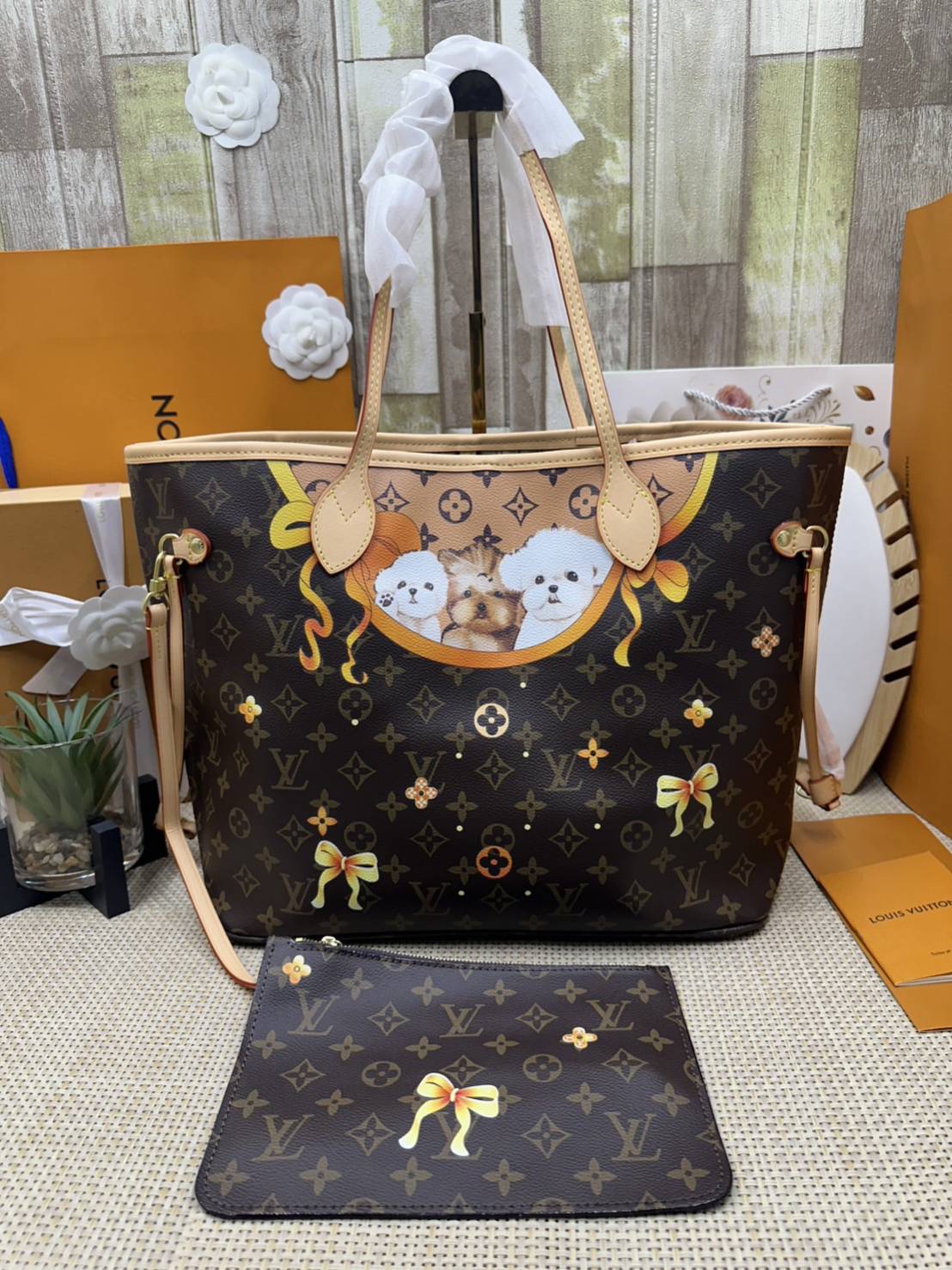 LV Neverfull MM Tote Monogram Canvas With Cat / Puppies กระเป๋าทรงโท้ท รุ่นลิมิเต็ด พิมพ์ลายน้องหมา น้องแมว ลวดลายท่องเที่ยว ลายสีสัน เป็นการรังสรรค์สุดท้าทายครั้งใหม่ของกระเป๋ารุ่นไอคอนิกจากหลุยส์ ผสานความหลากหลายในการใช้งานยุคใหม่กับพลังสีสันอันสดใสได้อ