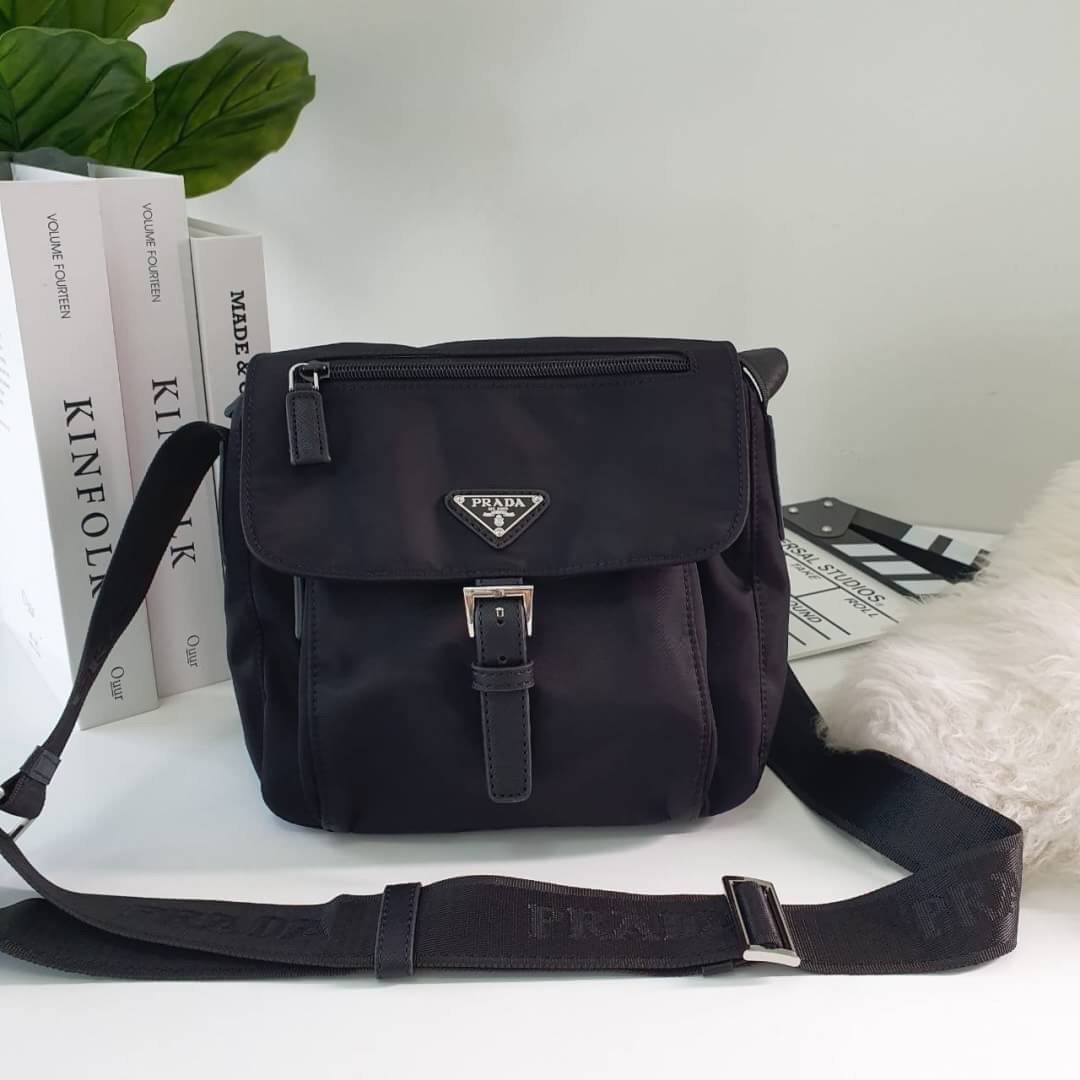 พร้อมส่งรุ่นขายดี กับงานพรีเมี่ยมกิ้ฟแบรนด์ดังอย่าง PRADA ทรง MESSENGER ทรงยอดฮิต สำหรับท่านชาย เนื้อผ้า Nylon มาพร้อมกับทรงสูง ใส่ ของได้หลากหลาย ขนาดกำลังดี เปิดปิดด้านหน้าด้วยตัวล็อคเข็มขัด ด้านในเปิดปิดด้วยซิป อะไหล่สีเงินทั้งใบ จะซื้อใช้เองหรือบมอบเป