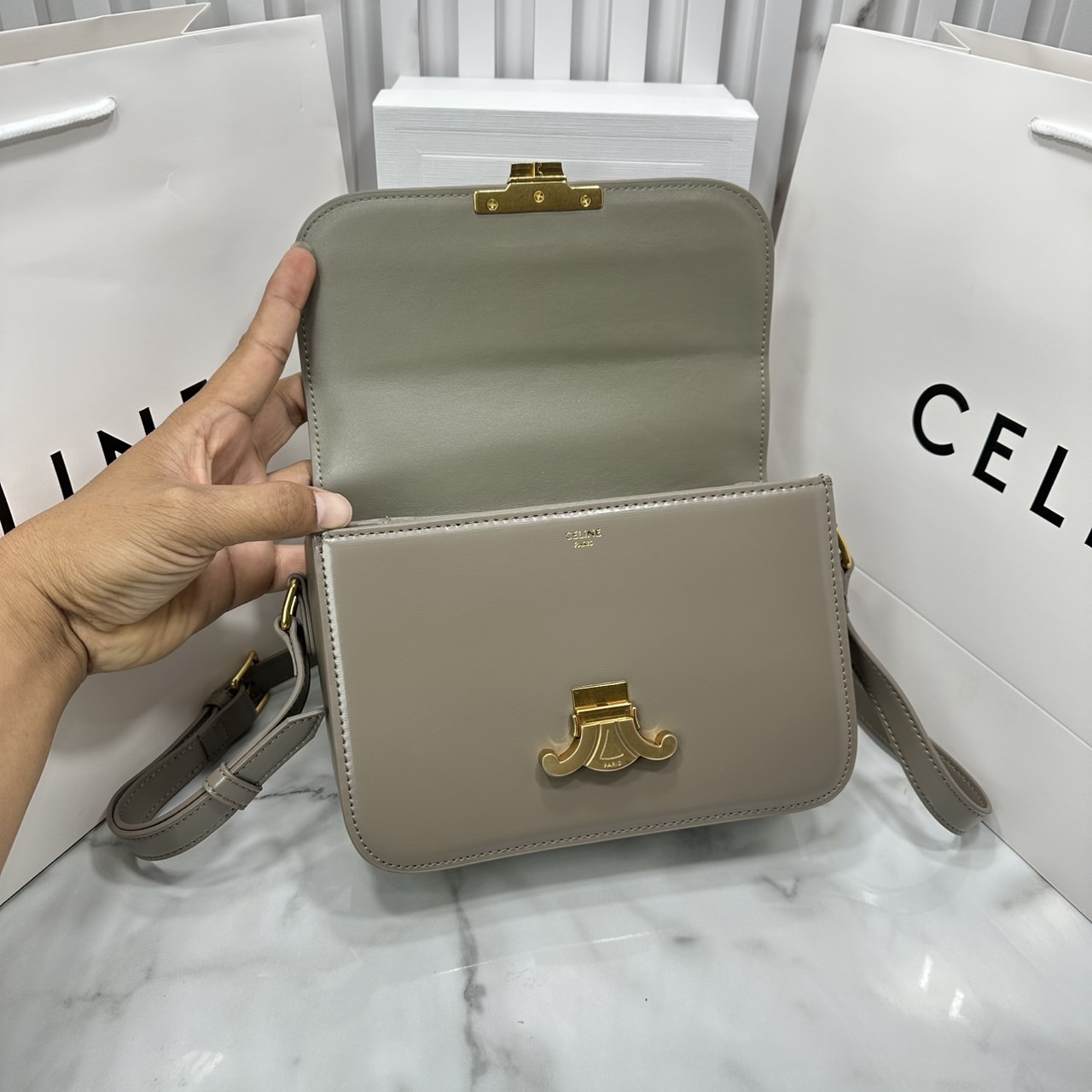ORI หนังแท้ | 9" CELINE CLASSIQUE TRIOMPHE bag in natural leather กระเป๋าสะพายรุ่นยอดนิยม ด้วยรูปทรงสี่เหลี่ยมผืนผ้า ดีไซน์คล่องตัวถ่ายทอดให้เห็นถึงแก่นแท้ของสไตล์