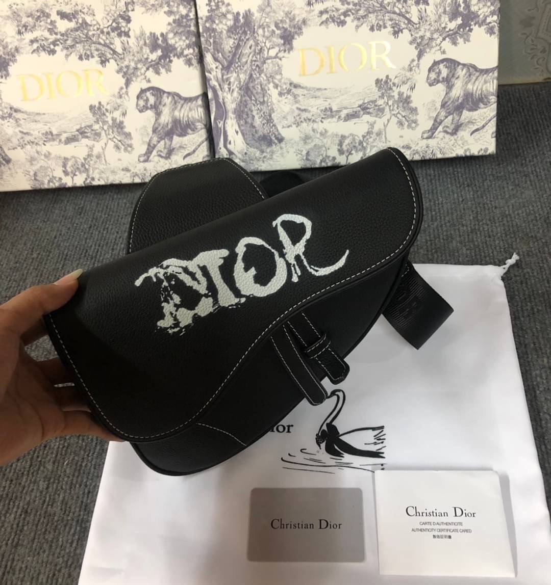 หนังแท้ Dior x Peter Doig Saddle Bag PRINT BLACK LEATHER SADDLE BAG / Dior Waist Bag / Dior Belt Bag / Dior Saddle พร้อมส่งที่ไทย ภาพสินค้าถ่ายจากงานขายจริง ใช้งานต่างประเทศได้ค่ะ