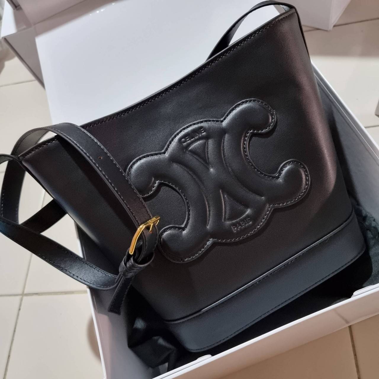 VIP 】CELINE BUCKET BAG CUIR TRIOMPHE คอลเลคชั่นใหม่ ฮิตข้ามปี กับกระเป๋าสะพายทรงถัง ใช้งานง่ายที่สุด สายสะพายในตัว ปรับใช้ได้เลย วัสดุหนังวัว เรียบหรู ผู้ดีไปอีก โดดเด่นด้วยโลโก้เอกลักษณ์ มีกระดุมปิดที่ปากกระเป๋า ภายในโล่งกว้าง ใส่ของแบบจุๆไปเลย เป็นรุ่นท