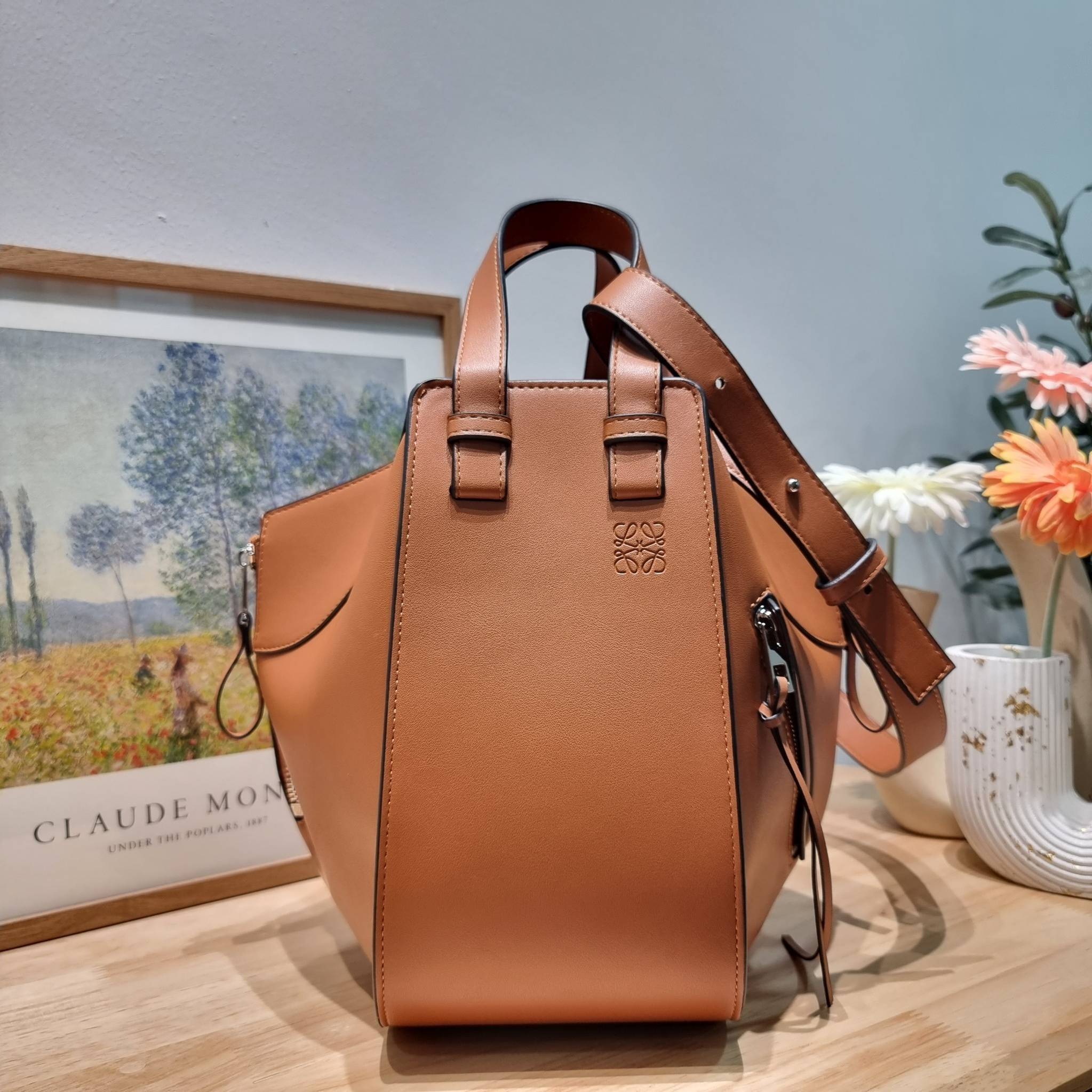 LOEWE SMALL HAMMOCK IN CLASSIC CALFSKIN พร้อมส่ง กระเป๋าสะพายดีไซส์เก๋ สามารถปรับเปลี่ยนรูปทรงได้หลากหลาย มีลูกเล่นทำให้ใช้ได้ไม่มีเบื่อ