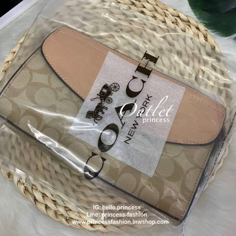 COACH FLAP CLUTCH BAG กระเป๋าคล้องมือใบใหญ่ วัสดุ pvc อย่างดี ด้านหน้ามีช่องใส่ของหนึ่งช่อง เปิดปิดช่องหลักแบบซิปที่ตับเป็นสายคล้องมือได้ในตัว ภายในกว้าง ใส่ของได้เยอะเลยค่ะ มีช่องใส่บัตร 6ช่อง เป็นอีกรุ่นที่น่าใช้ แนะนำควรมีไว้สักใบค่ะ มีมาพร้อมส่ง 2สีน่