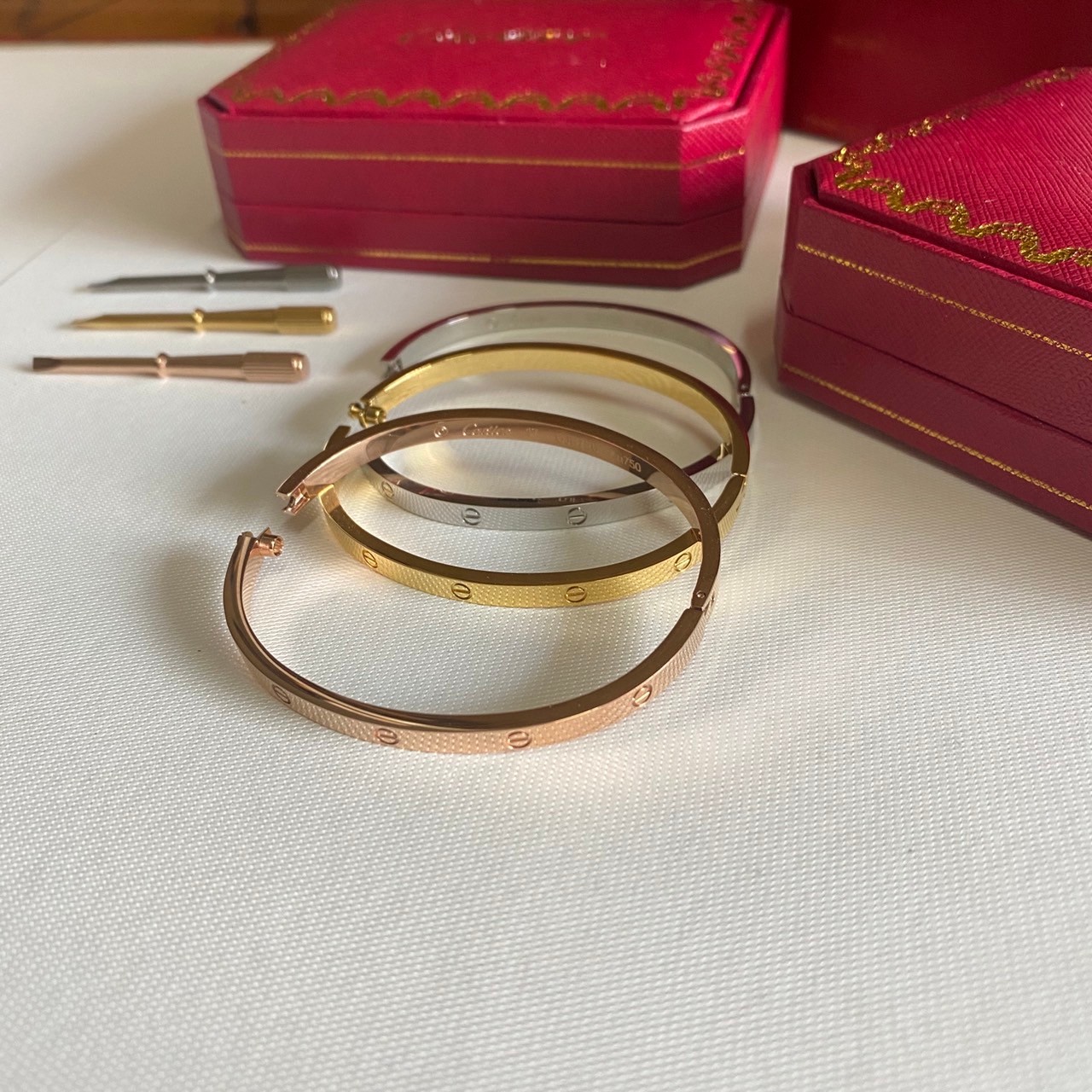 Cartier Love Bracelet กำไลคาเทียร์ รุ่นไม่มีเพชร ภาพถ่ายจากงานจริง พร้อมกล่อง วัสดุโลหะเคลือบขึ้นเงาตามรูป ใช้งานต่างประเทศได้