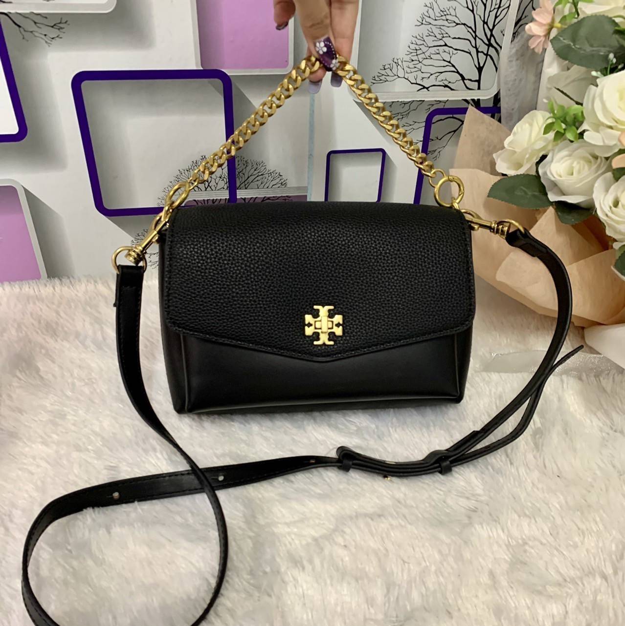 TORY BURCH KIRA MIXED-MATERIALS TOP-HANDLE SATCHEL กระเป๋าสะพายข้าง วัสดุหนังแกะสังเคราะห์ อะไหล่ทอง ด้านหน้าประดับโลโก้แบรนด์ ตกแต่งสายโซ่ห้อยสีทอง (สามารถถอดออกได้) เปิด-ปิดด้วยตัวล็อคหมุน ภายในโล่งกว้าง ซับในบุผ้าลายแบรนด์ แบ่งออกเป็น 3 ช่องใหญ่ พร้อมช