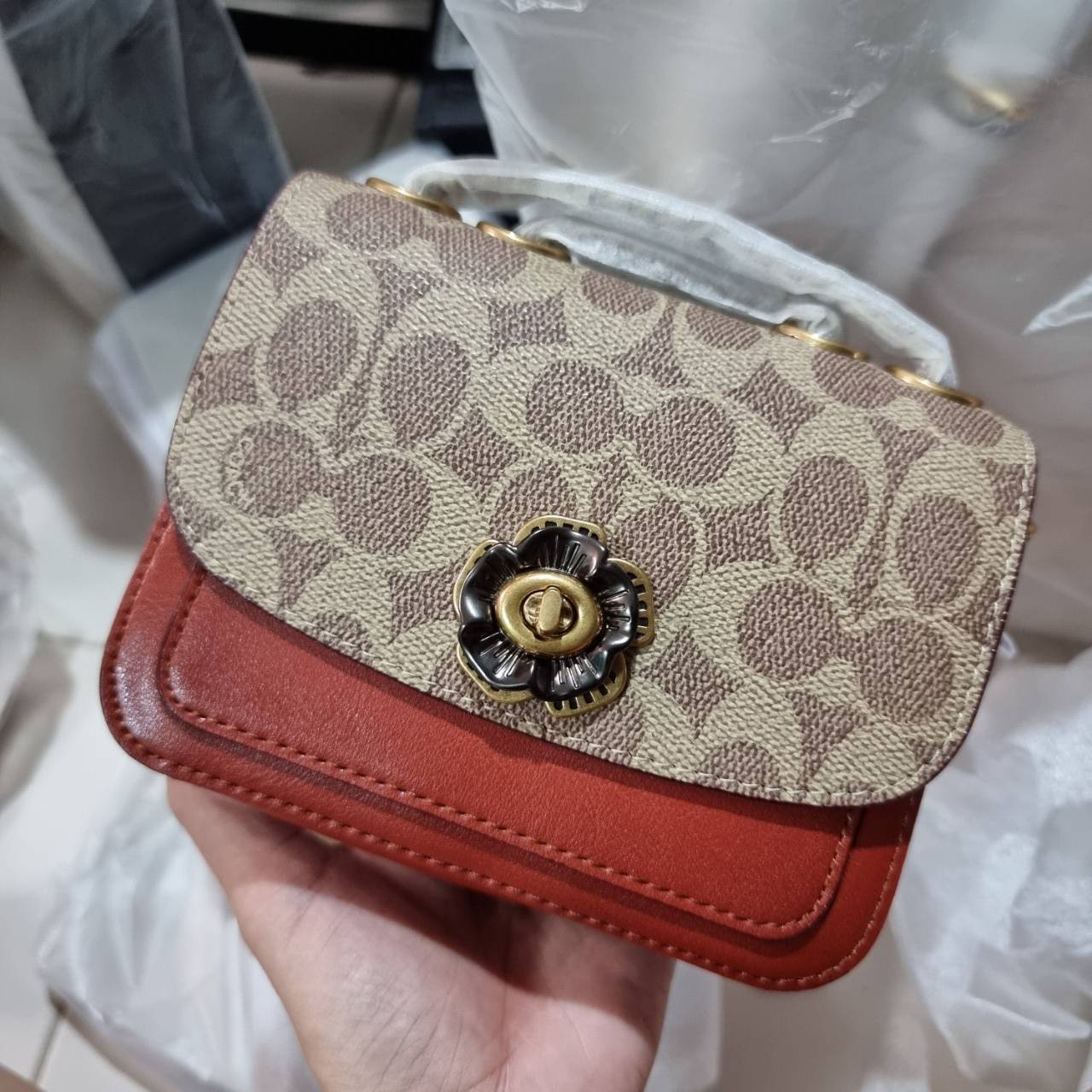 ของแท้ 💯% COACH C0829 MADISON SHOULDER BAG 16 IN SIGNATURE CANVAS กระเป๋าสะพายข้าง ไซส์กะทัดรัด พกพาง่าย น้ำหนักเบา ดีไซน์สวย โดดเด่นด้วยตัวล็อครูปดอกไม้ สีสันตกแต่งตัดกันกับลายซีอย่างลงตัว
