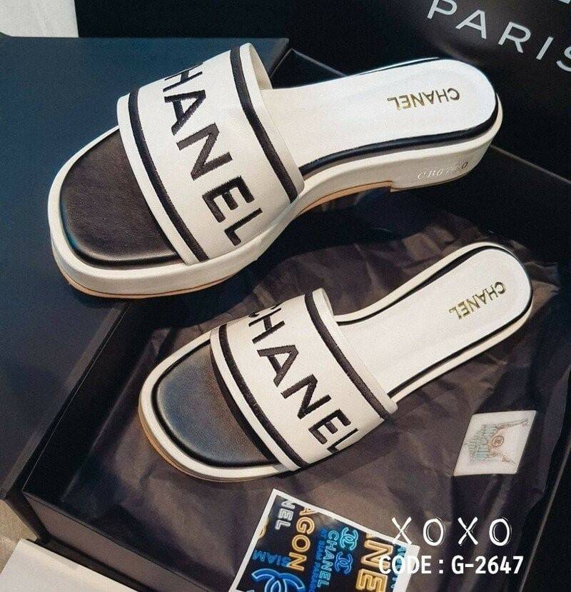 CHANEL SANDELS งานสวม ส้น PU หน้ากว้าง ใส่สบาย ไม่เขย่ง ด้านหน้าคาดงานปักแบรนด์ สวยหรู งานชนช้อปนะจร้า แมทส์ชุดง่าย น้ำหนักเบา