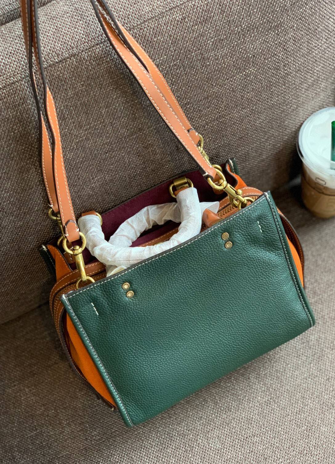 สวยตามซุปตาร์ตัวแม่กันเลยจร้า! COACH ROGUE 25 IN COLORBLOCK((C5575)) 📣พร้อมส่งที่ไทย บอกเลยหลงรักในคุณภาพของหนังแน่นอน! สวยไปกับงานคุณภาพ กระเป๋าหิ้ว//สะพายไหล่//สะพายข้างได้ ทำจากหนังชั้นดีที่สุด จะมีความนิ่มและพองตัวได้สวยงาม ตัดขอบหนังกลับด้านข