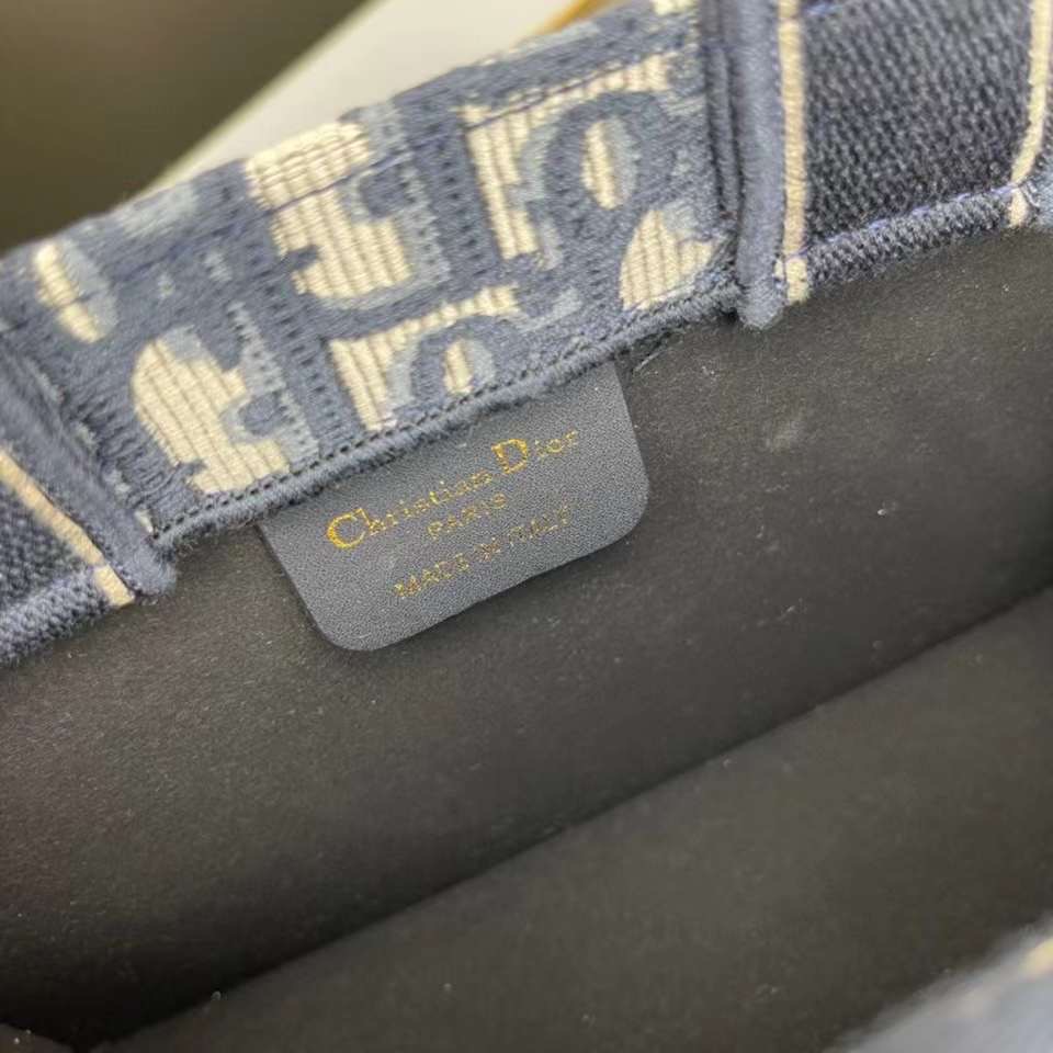 Dior mini book tote macro cannage bag กระเป๋าทรงโท้ทสุดฮิต ไซส์มินิ ดีไซน์ใหม่ หนังสวย พกพาไปไหนก็ได้ คล่องตัวและแมตช์ง่ายสุดๆ เกรดท็อปไฮเอน 1:1 ใช้งานต่างประเทศได้