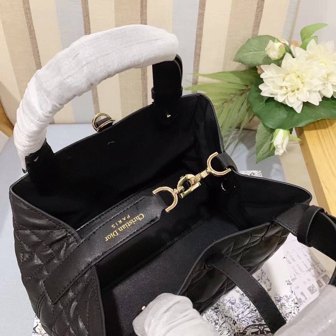 Small Dior Toujours Bag กระเป๋าสะพายทรงโท้ท พร้อมใบลูกเข้าเซ็ท ดีไซส์เรียบหรูทันสมัย ภายในโล่งกว้างมาก จุของได้เต็มที่ รูปทรงคลาสสิค หนังสวย หรูหราเกินเบอร์
