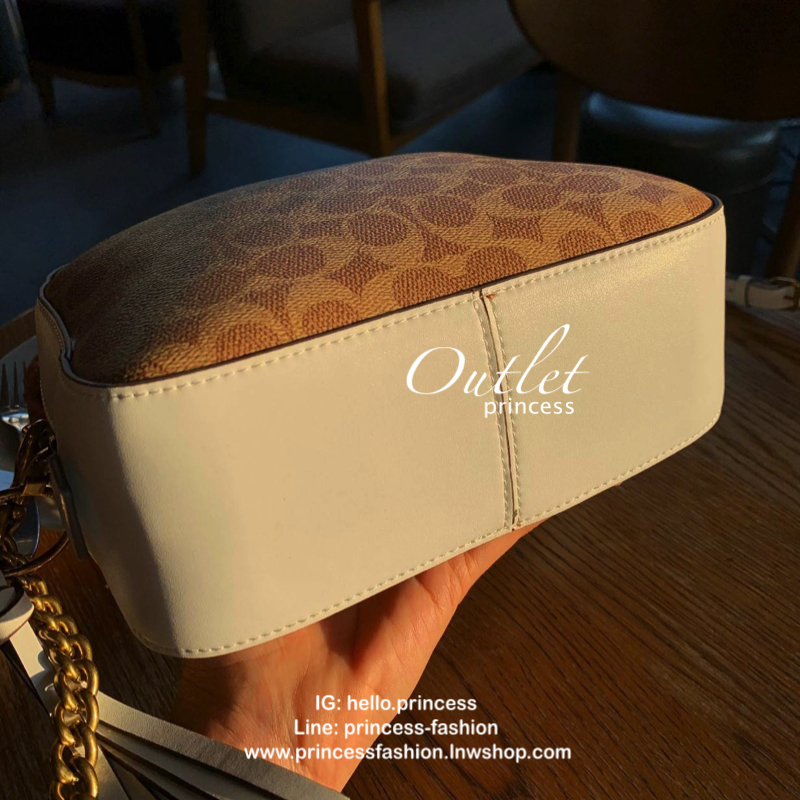 COACH CROSSBODY BOX BAG Best seller !! กระเป๋าสะพายข้าง crossbody วัสดุหนัง pvc. หนังนิ่ม คุณภาพดี ลาย signature brand ตัดขอบหนัง ด้านหน้า/ หลังมีช่องเเล็ก เปิดปิดกระเป๋าแบบซิป ภายในกว้าง ใส่ wallet ขนาดกลาง มือถือได้ทุกรุ่น และของใช้จุกจิกได้ พร้อมสายสะพ