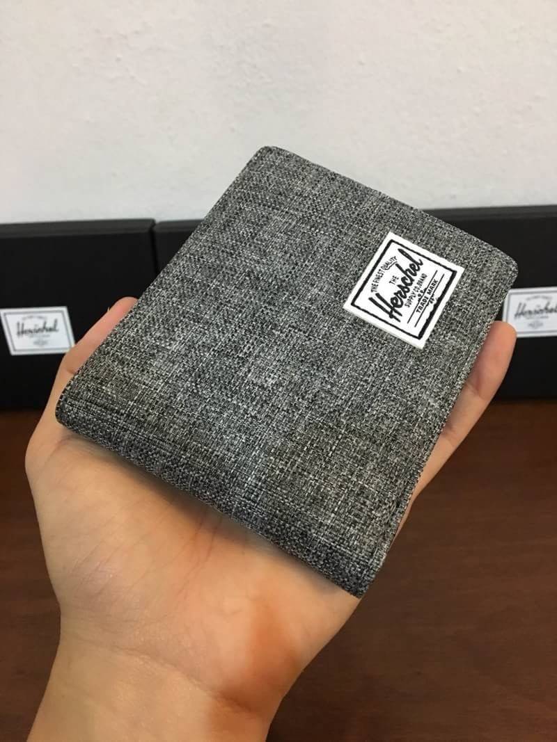 กระเป๋าสตางค์ Herschel Roy Wallet Coin (มีช่องใส่เหรียญ) การออกแบบก็เน้นใช้งานพกสะดวกกระเป๋าสตางค์ใบไม่ใหญ่ขนาดมาตราฐาน ช่องใส่บัตร 3 ช่อง ช่องใส่เหรียญ 1 ช่อง ช่องเก็บของหลังช่องใส่บัตรกับเหรียญอีกข้างละ 1 ช่อง ช่องใส่ธนบัตร 1 ช่อง