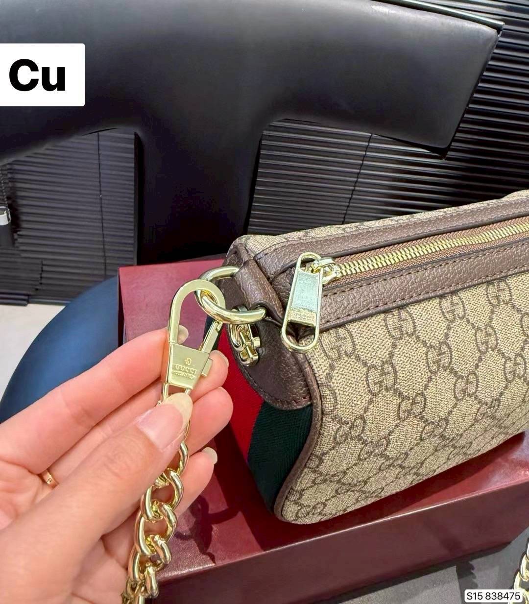 Gucci Ophidia mini bag on Chain shoulder strap กระเป๋าทรงสะพายใบเล็กดีไซน์ใหม่ น่ารักน่าใช้ สวยคลาสสิค โดดเด่นด้วยแถบสีเขียวแดงข้างและฐานกระเป๋า มาพร้อมสายโซ่พร้อมตะขอเกี่ยวเพื่อตัวเลือกในการเสริมสไตล์ที่หลากหลาย