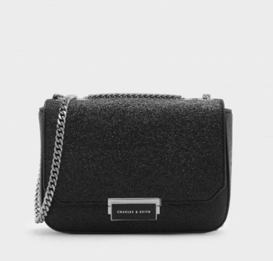 CHARLES & KEITH PUSH-LOCK CHAIN SLING BAG 2018 กระเป๋าสะพายวัสดุหนังคาเวียร์สวยอยู่ทรง ขนาดมินิกำลังดี น้ำหนักเบา เปิดปิดด้วยฝาปิดตัวล็อคปั๊มโลโก้ด้านหน้า ภายใน มีช่องซิป และช่องใส่บัตร มาพร้อมสายสะพายโซ่ยาวสามารถซ้อนสายสั้นสะพายไหล่ หรือสายยาว Crossbodyไ