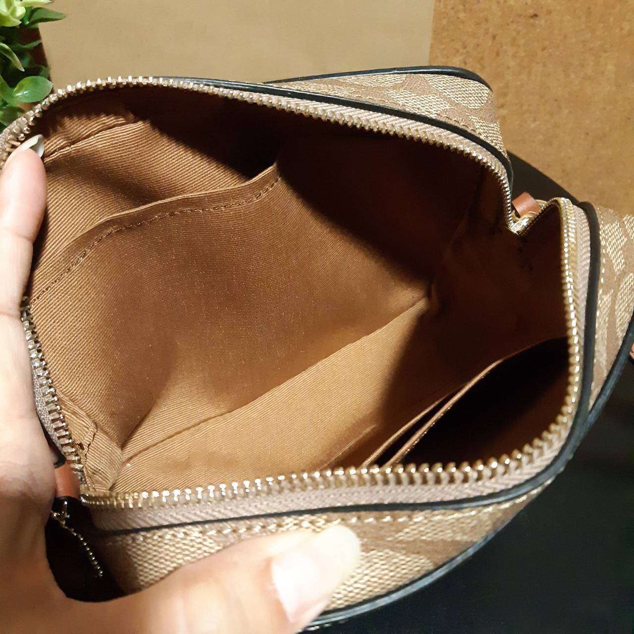 COACH 91677 MINI CAMERA BAG IN SIGNATURE CANVAS ขายดีที่สุด!! กระเป๋าสะพายข้างไซส์มินิ คลาสสิคอยู่ทรง อะไหล่ทองตัดดูหรู วัสดุหนังแคนวาสเคลือบลาย เปิด-ปิดด้วยซิป สายสะพายปรับได้ตามตัว ใบนี้แมทช์ได้ทุกลุค ใช้เป็น everyday bag ได้สบายๆเลยจ้า