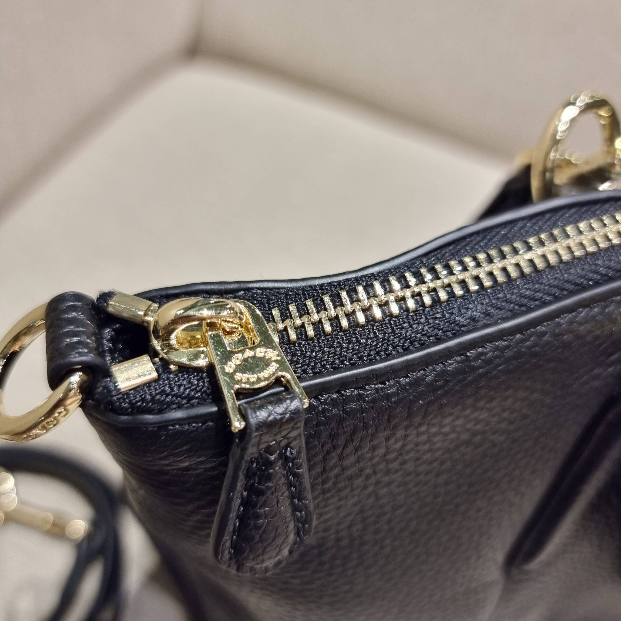 COACH F36675 SMALL KELSEY SATCHEL กระเป๋าถือ/สะพายข้าง ทรงพัดรุ่นคลาสสิค ขายดีทุกรอบ ด้วยรูปทรงที่สวย ใช้งานง่าน มีหูจับในตัว และสายครอสมาให้ วัสดุหนัง pepble สัมผัสดี (หนังจะมีรอยกดทับบ้าง ใช้งานเรื่อยๆหนังจะฟูขึ้นปกติ) เปิด-ปิดด้วยซิป รูดใช้งานง่าย ภายใ