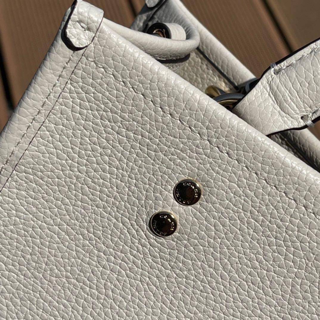 ใหม่ล่าสุด อดใจยังไงไหว COACH Dempsey Field Tote 22 C5268 โทนสีขาวล้วน ดำล้วน สุดคลาสสิก พร้อมส่งความสวยที่ไทยค่ะ! กระเป๋าทรง Tote ขนาดพอเหมาะลำตัว พกพาง่ายสะดวกได้กับทุกๆวัน ด้านหน้าปั้มโลโก้แบรนด์ตัวใหญ่สวยค่ะ;เปิดปิดกระเป๋าแบบกระดุมแม่เหล็ก ภายในใส่กระ
