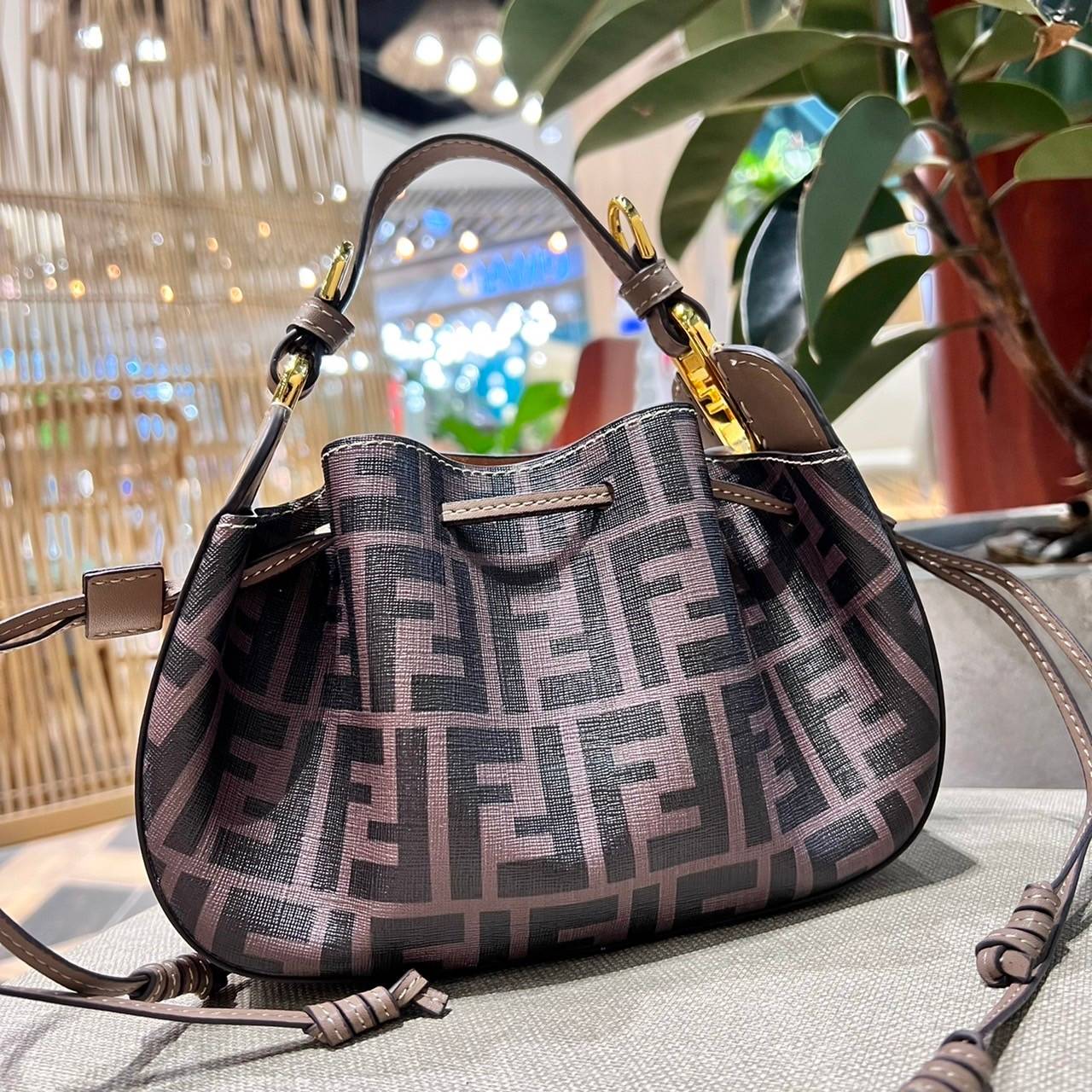 Fendi Pomodorino mini FF leather bag / FENDI FF mini bag รุ่นลิมิเต็ด หายาก ขนาดกำลังสวย ดีไซน์ทรงไม่ซ้ำใคร เก๋ๆตรงดีเทลรูดเก็บปากกระเป๋า วัสดุหนังแคนวาสเคลือบลาย มาพร้อมหูจับในตัว และสายครอสมีมาให้ ปรับได้เล็กน้อย ภายในโล่งกว้าง ใส่ของจำเป็นได้ครบ ใบจริง