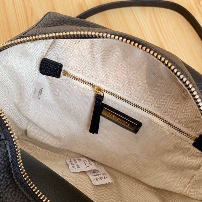 TORY BURCH KIRA PEBBLED SATCHEL BAG รุ่น 74650 กระเป๋าสะพาย Crossbody หนัง togo อะไหล่ทอง ทรงสวยสุดฮิต เป็นรูปทรงใหม่ มาแรงที่สุดในตอนนี้!! สัมผัสนุ่มมือ ตั้งอยู่ทรง ออกแบบเก๋ไก๋ สามารถปรับใช้ได้ 2 แบบ ไม่เหมือนใคร เปิดปิดด้วยซิป ภายในบุผ้าอย่างดี ช่องหลั