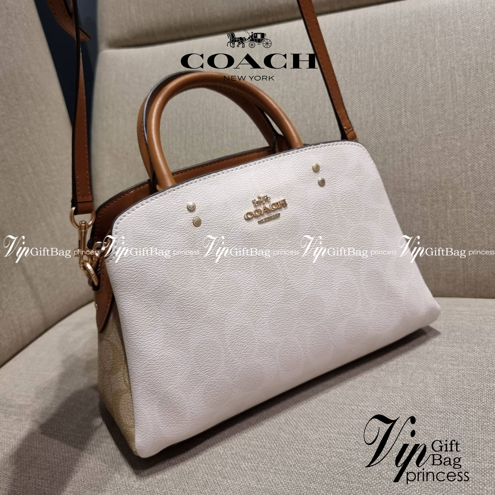 COACH C627 MINI LILLIE CARRYALL IN BLOCKED SIGNATURE CANVAS สีใหม่ล่าสุด กับรุ่นที่สุดของความขายดี คอลยอดฮิตโทนสีลูกคุณ!! กระเป๋าสะพายทรงสวย ที่ดีไซน์ออกมาให้ใช้งานง่าย สะดวก สวย หรู ดูดี!! วัสดุหนังแคนวาสเคลือบลาย มาพร้อมสายสะพายข้างและหูจับในตัว ถอดออกถ