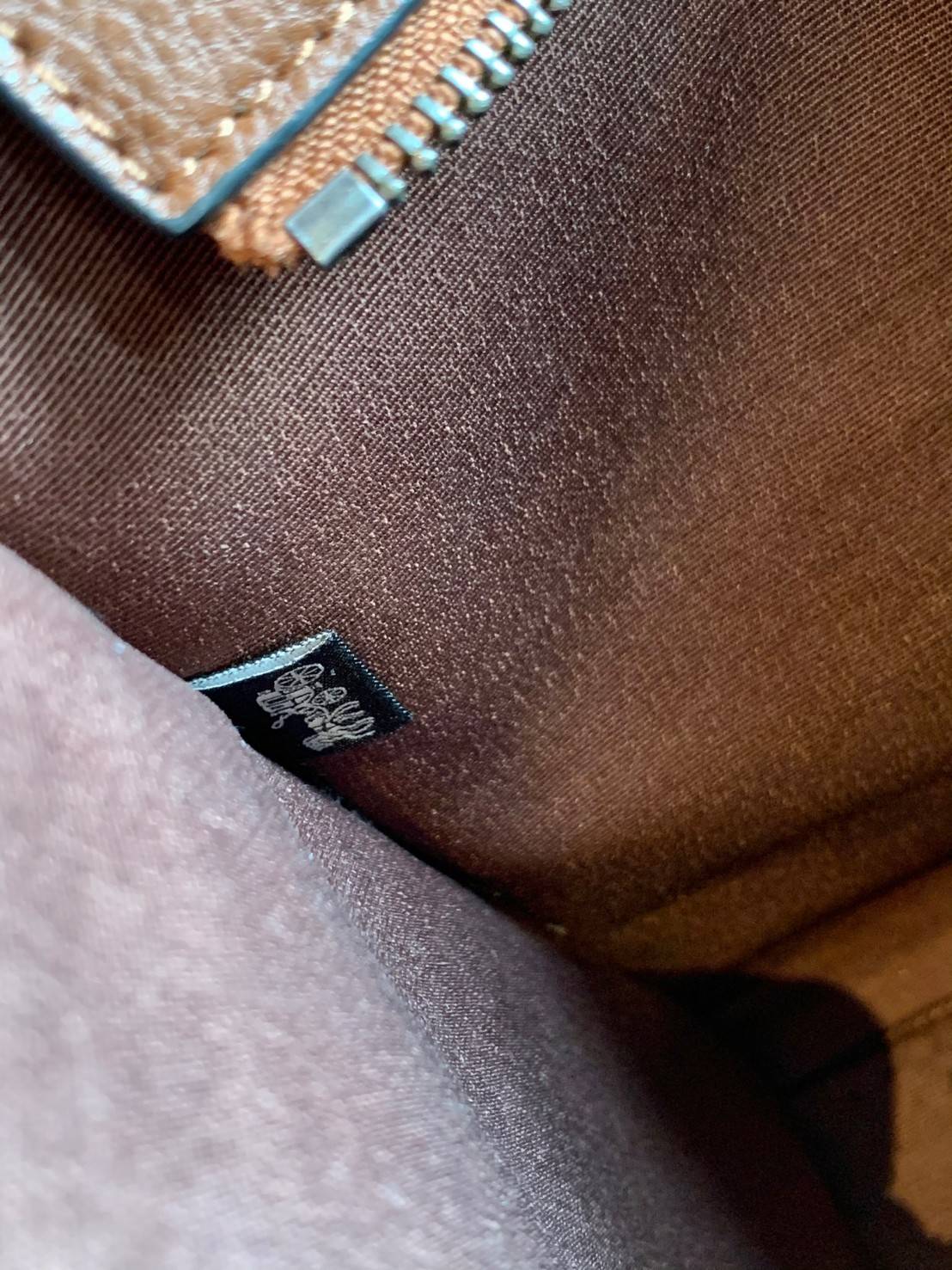 COACH COLORFUL GOTHAM TOTE SIGNATURE ((CA814)) รุ่นนี้ใช้ได้ทั้งผู้ชายและผู้หญิง ขนาดกลางๆกำลังสวยเลยค่ะ ใหม่ล่าสุด ก่อนใคร! กับกระเป๋าที่รังสรรค์สีออกมาได้สดใส เรียกได้ว่าจัดเต็มในเรื่องสีมีเดียวค่ะ หนังแท้ ลายหนังสวย บวกกับโลโก้แบรนด์ทั้งใบที่ลงลายสีได้