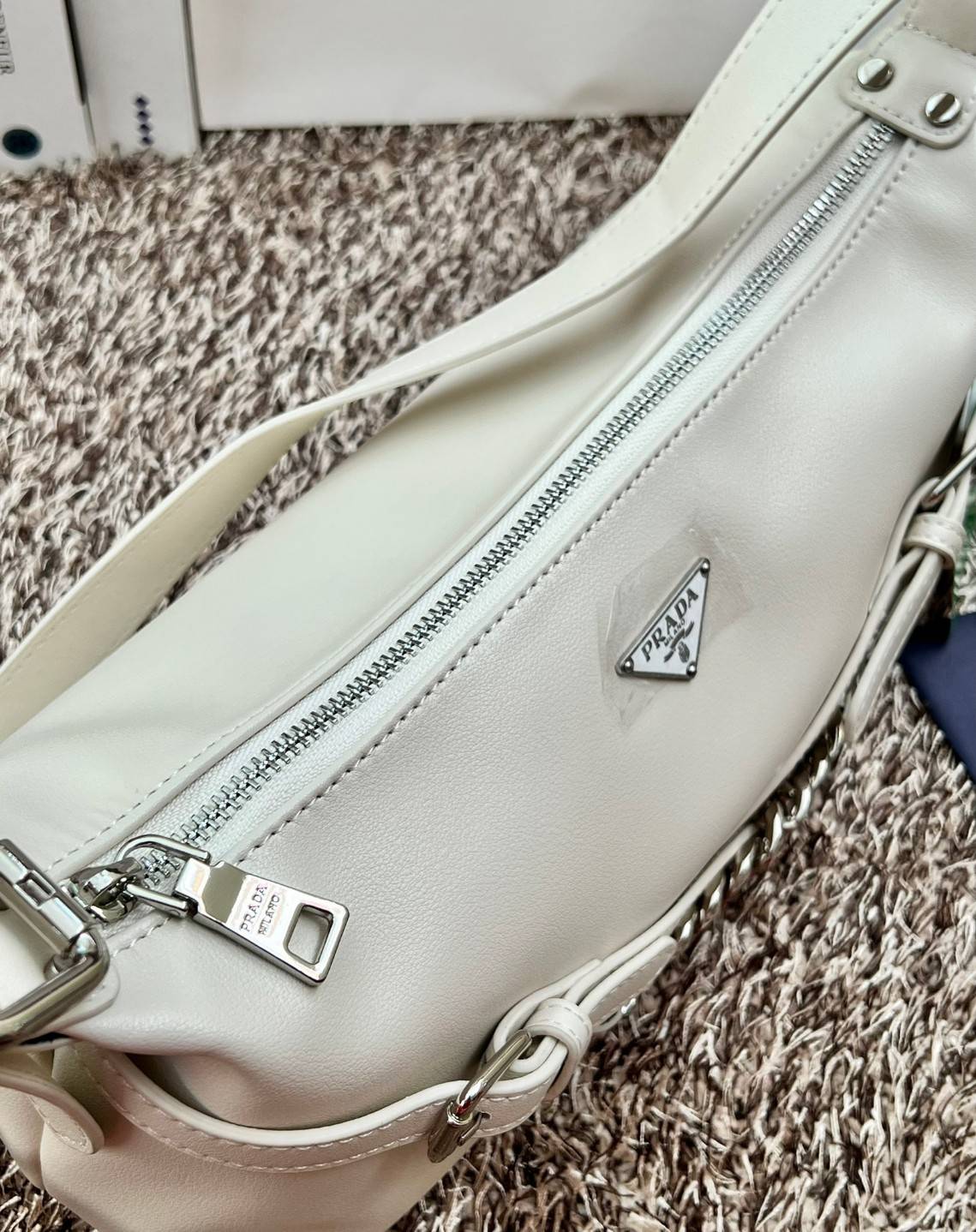PRADA LEATHER SHOULDER BAG พร้อมส่งที่ไทย 📌เข้าใหม่ สวยหนักมากก จำนวนจำกัดค่ะ! ใบเดียวเอาอยู่ตลอดวันเลยค่ะ!