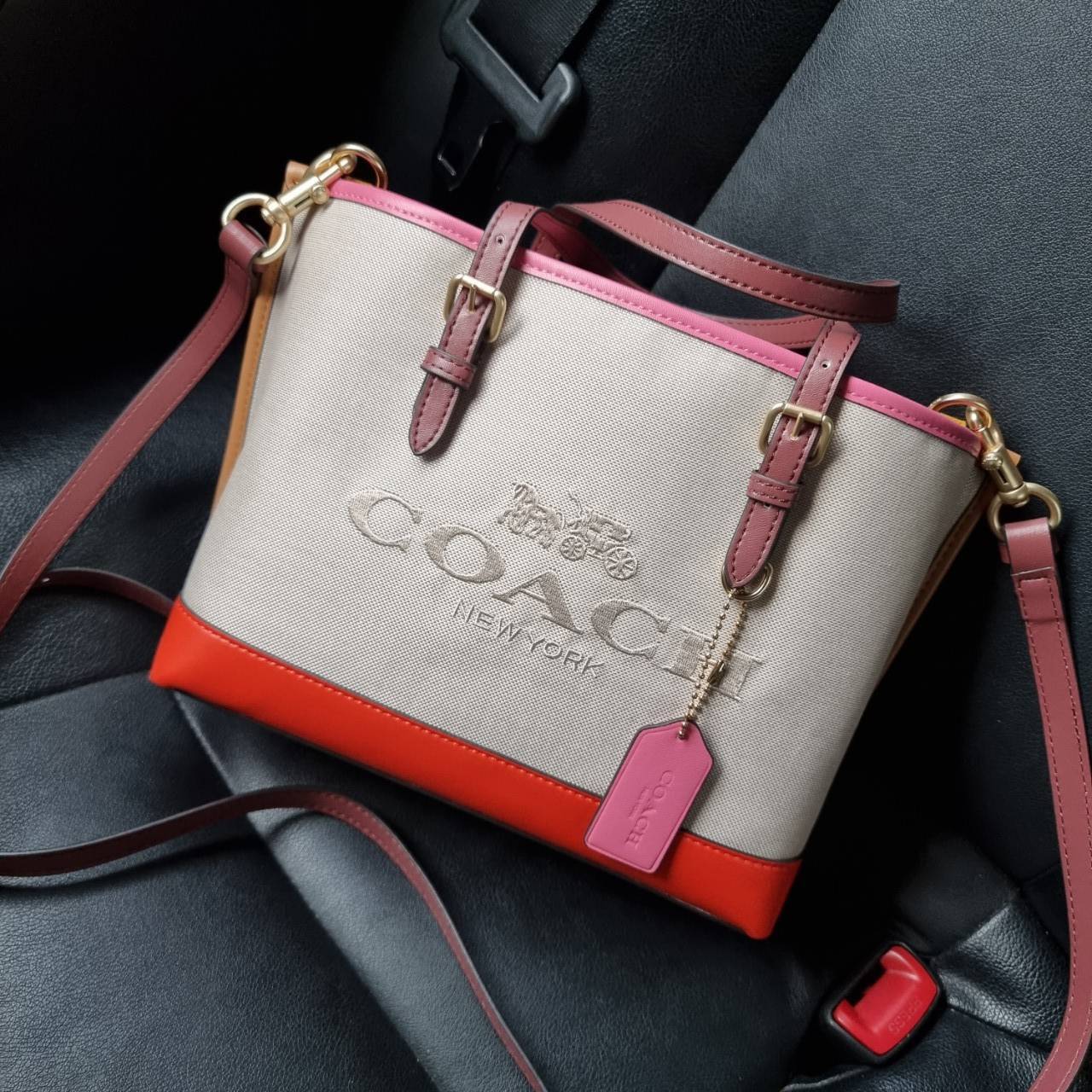 COACH C4085 MOLLIE TOTE 25 IN COLORBLOCK กระเป๋าทรงโท้ทยอดฮิต ขนาดมินิไซส์ ดีไซน์สวยคมทุกรุ่น!! ตกแต่งซิกเนเจอร์ถักทออยู่บนผ้าแคนวาส ดูโดดเด่น ภายในเป็นช่องโล่ง มีช่องซิปกลางใส่ของได้ ขนาดกำลังดีแบบใส่ของได้ครบครัน มาพร้อมสายสะพายข้าง หรือจะถือคล้องแขนเก๋